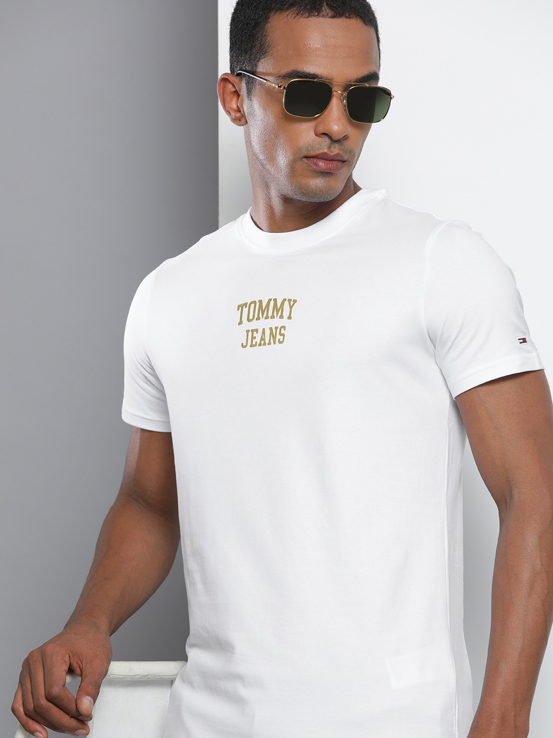 

Tommy Hilfiger Men White & Olive Green Printed Slim Fit T-shirt