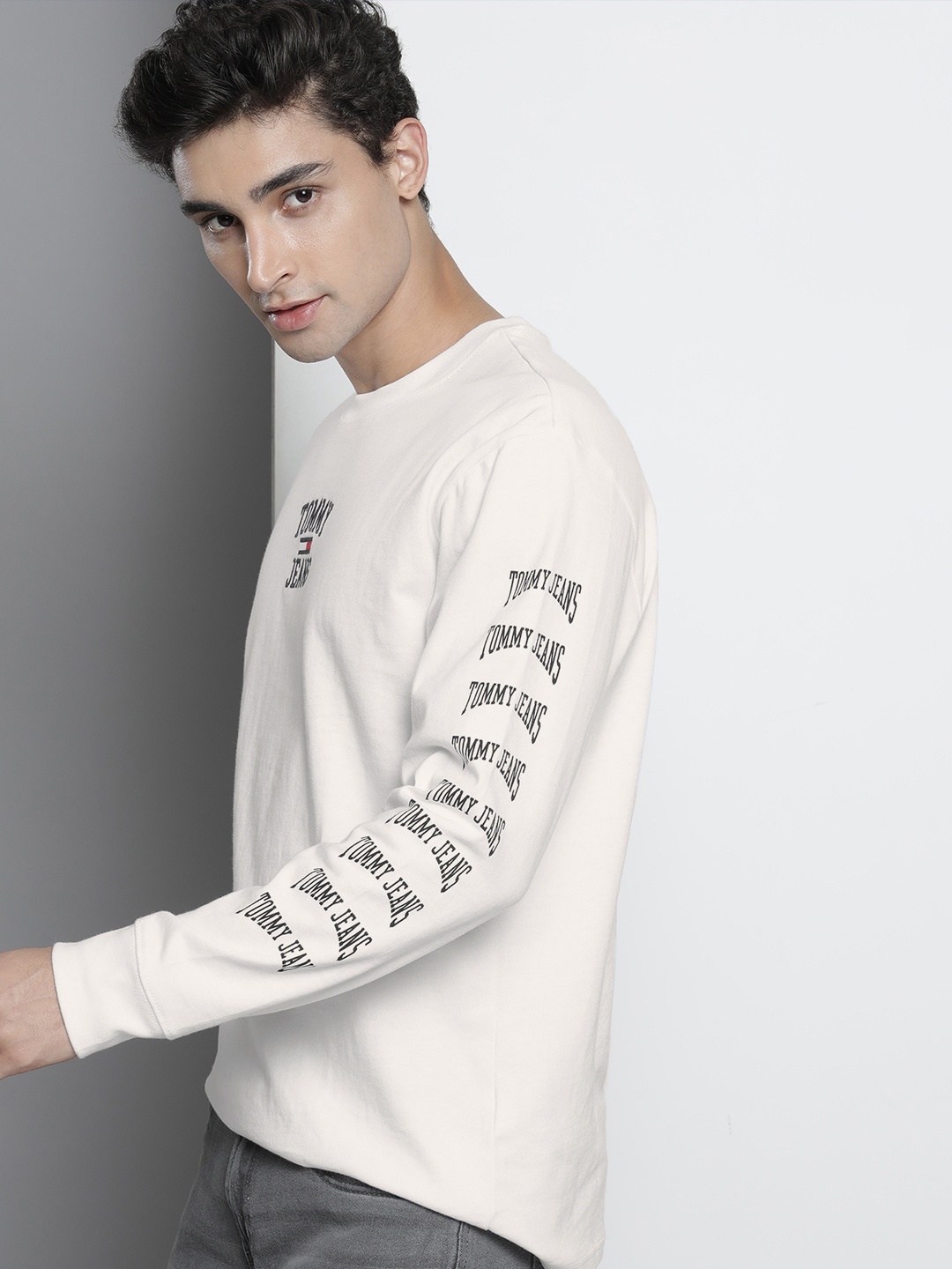

Tommy Hilfiger Men White & Black Printed Extended Sleeves T-shirt