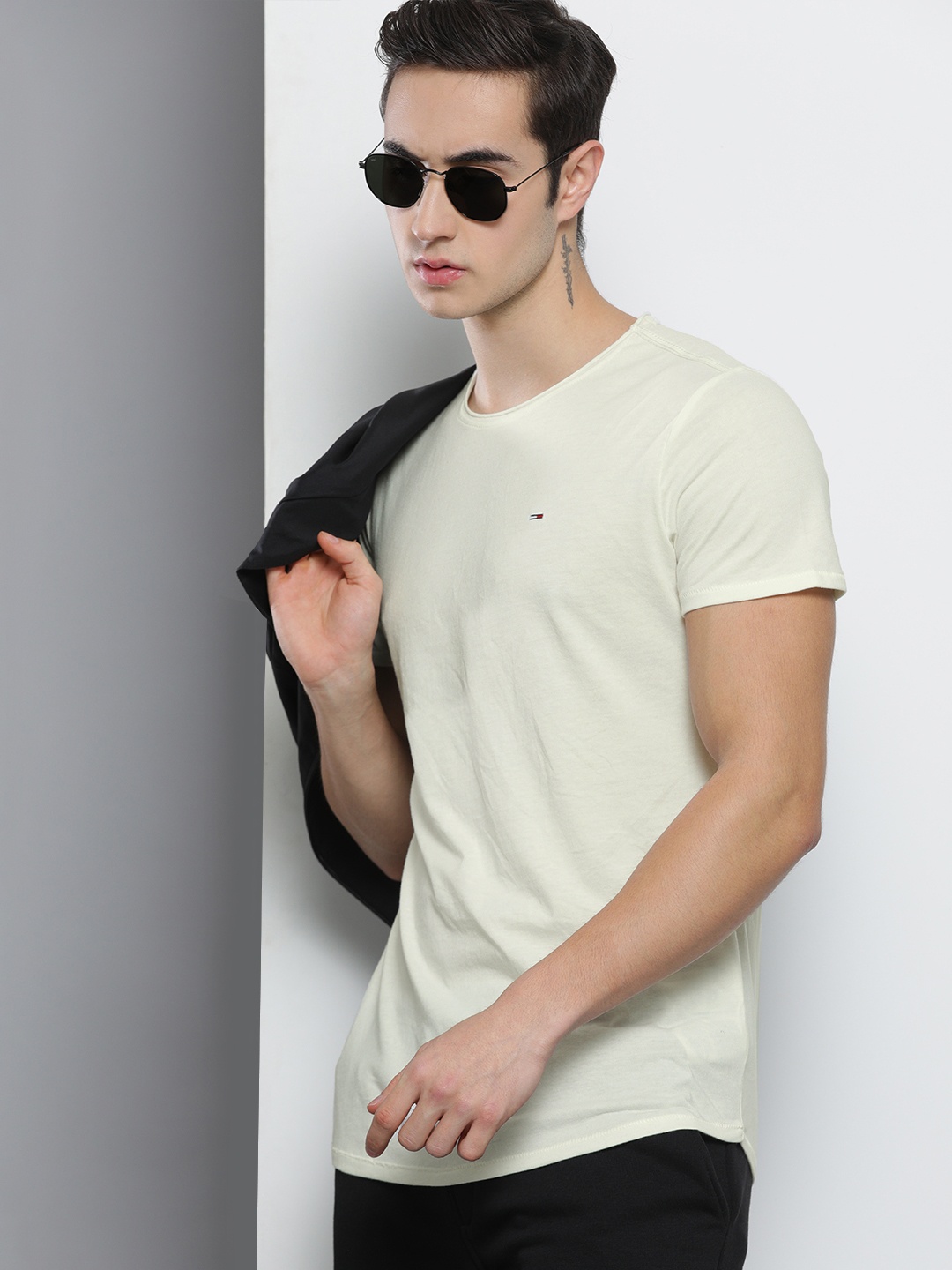 

Tommy Hilfiger Men White Solid Slim Fit Casual T-shirt