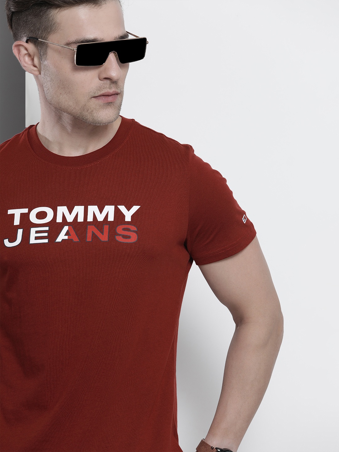 

Tommy Hilfiger Men Maroon Typography Printed Organic Cotton Slim Fit T-shirt