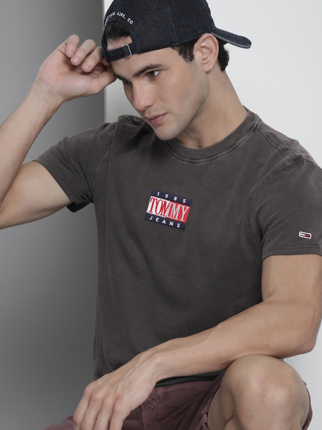 

Tommy Hilfiger Men Applique Brand Logo Pure Cotton T-shirt, Charcoal