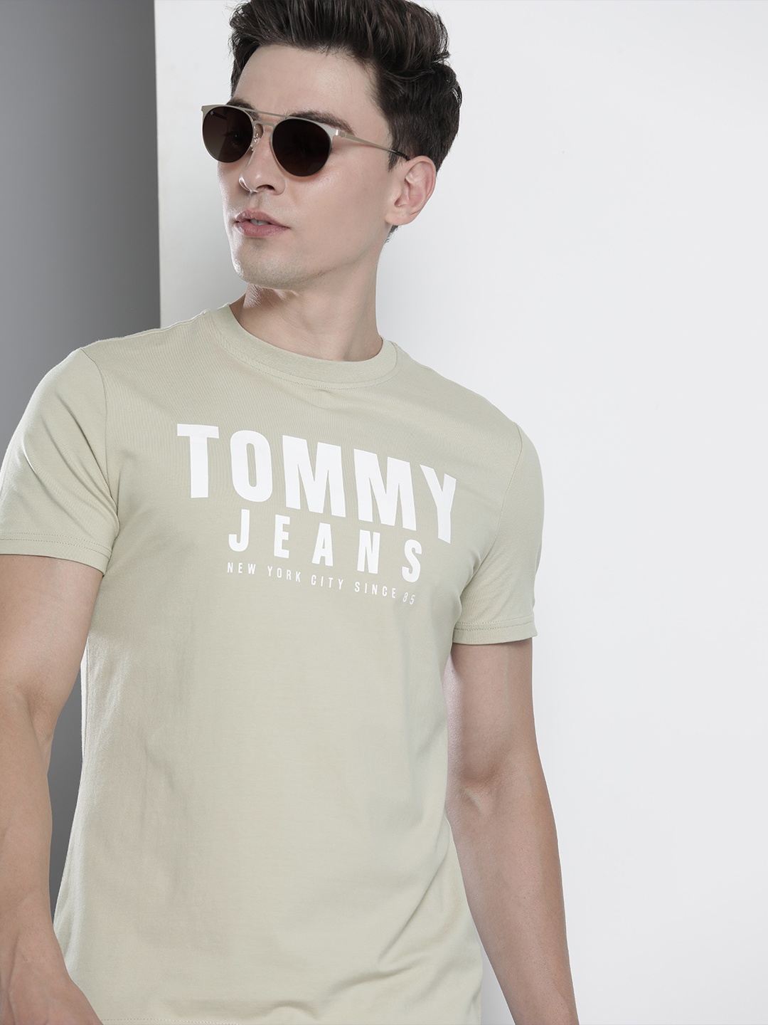 

Tommy Hilfiger Men Beige & White Printed Slim Fit T-shirt