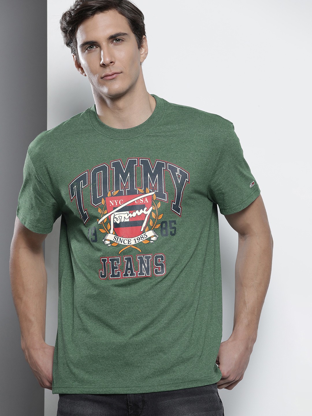 

Tommy Hilfiger Men Green & Multicoloured Graphic Printed Casual T-shirt