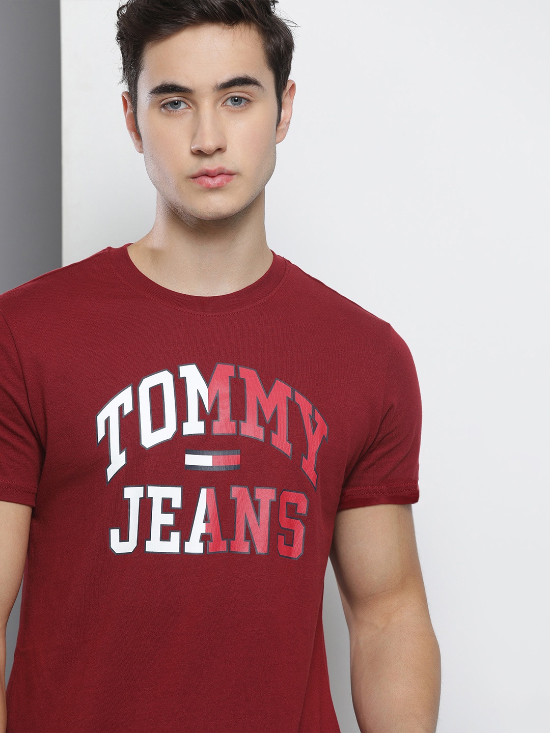 

Tommy Hilfiger Men Maroon Typography Printed Slim Fit T-shirt
