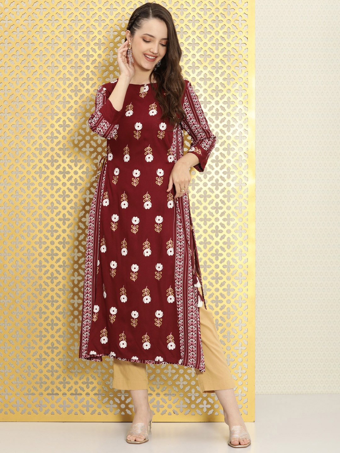 

Ode by House of Pataudi Women Maroon & White Ethnic Motifs Printed Floral Layered Kurta