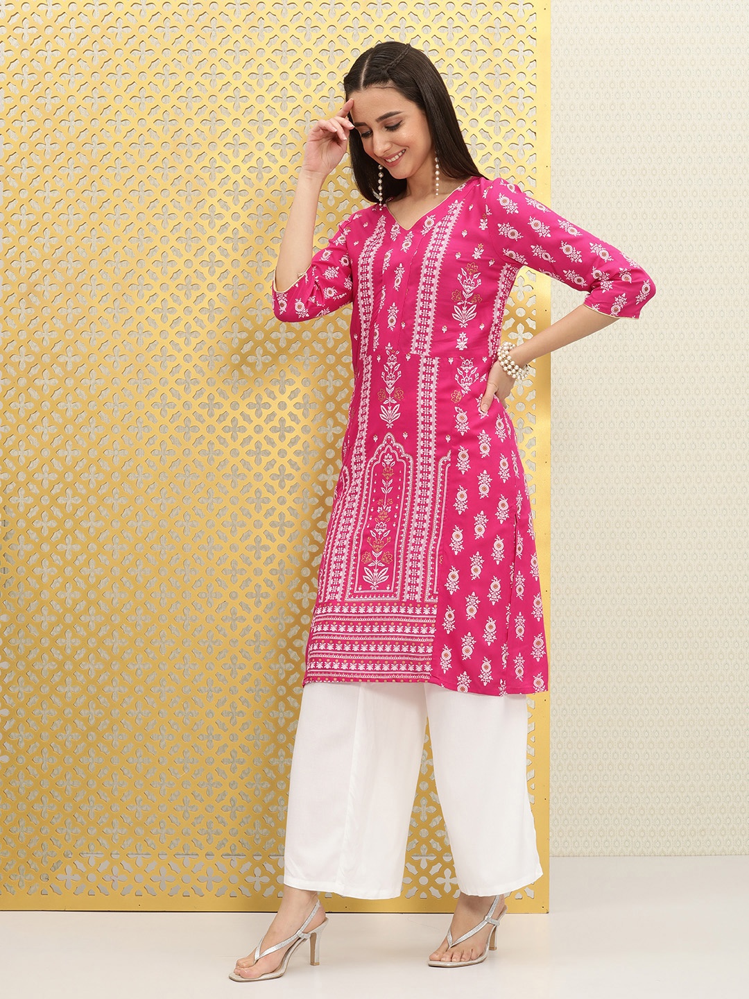 

Ode by House of Pataudi Women Pink & White Ethnic Motifs Printed V-Neck Kurta