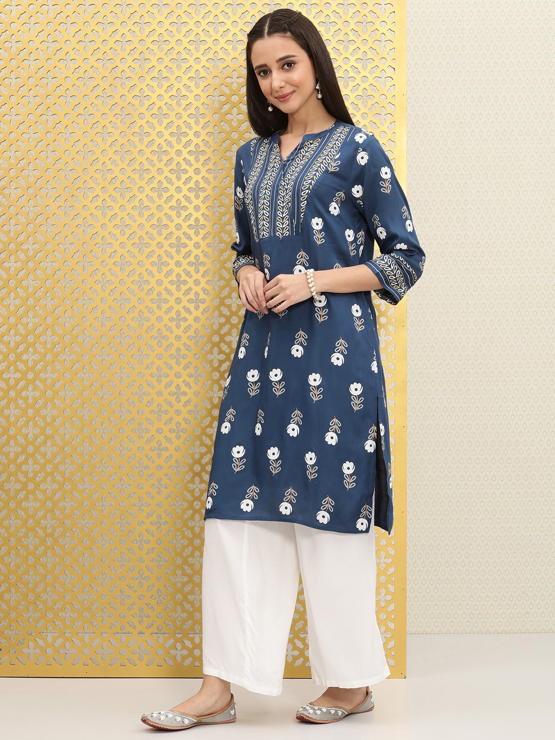 

Ode by House of Pataudi Women Blue & White Ethnic Motifs Printed Indigo Kurta