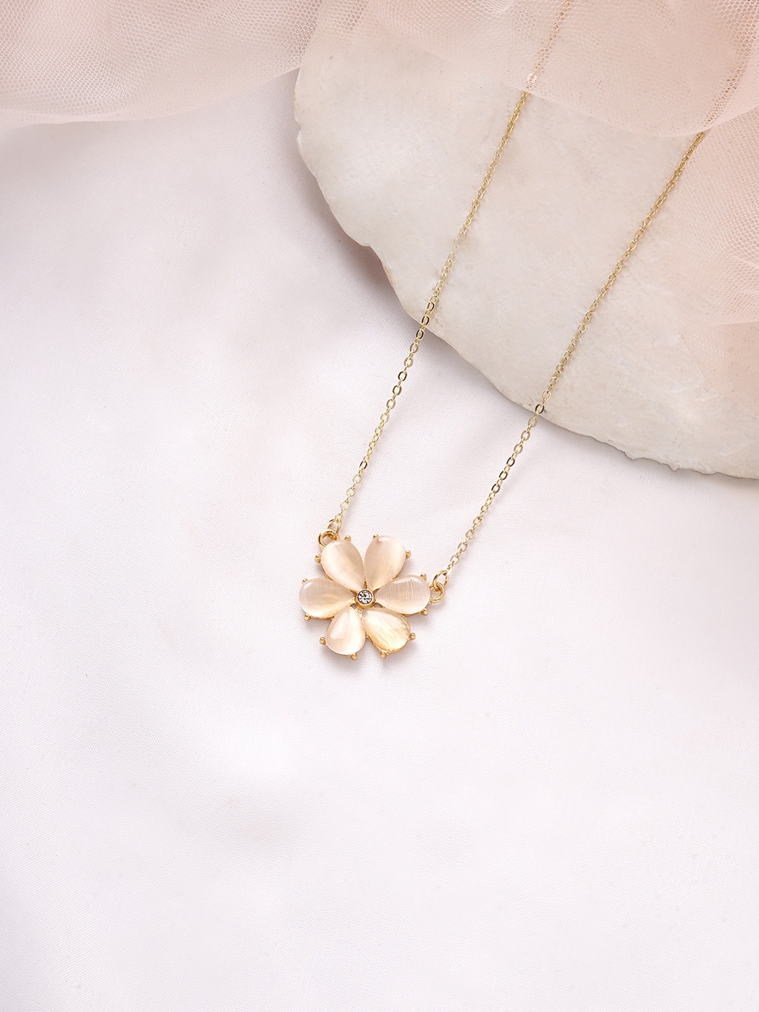 

BEWITCHED Gold-Toned & Yellow Dadffodil Pendant With Chain