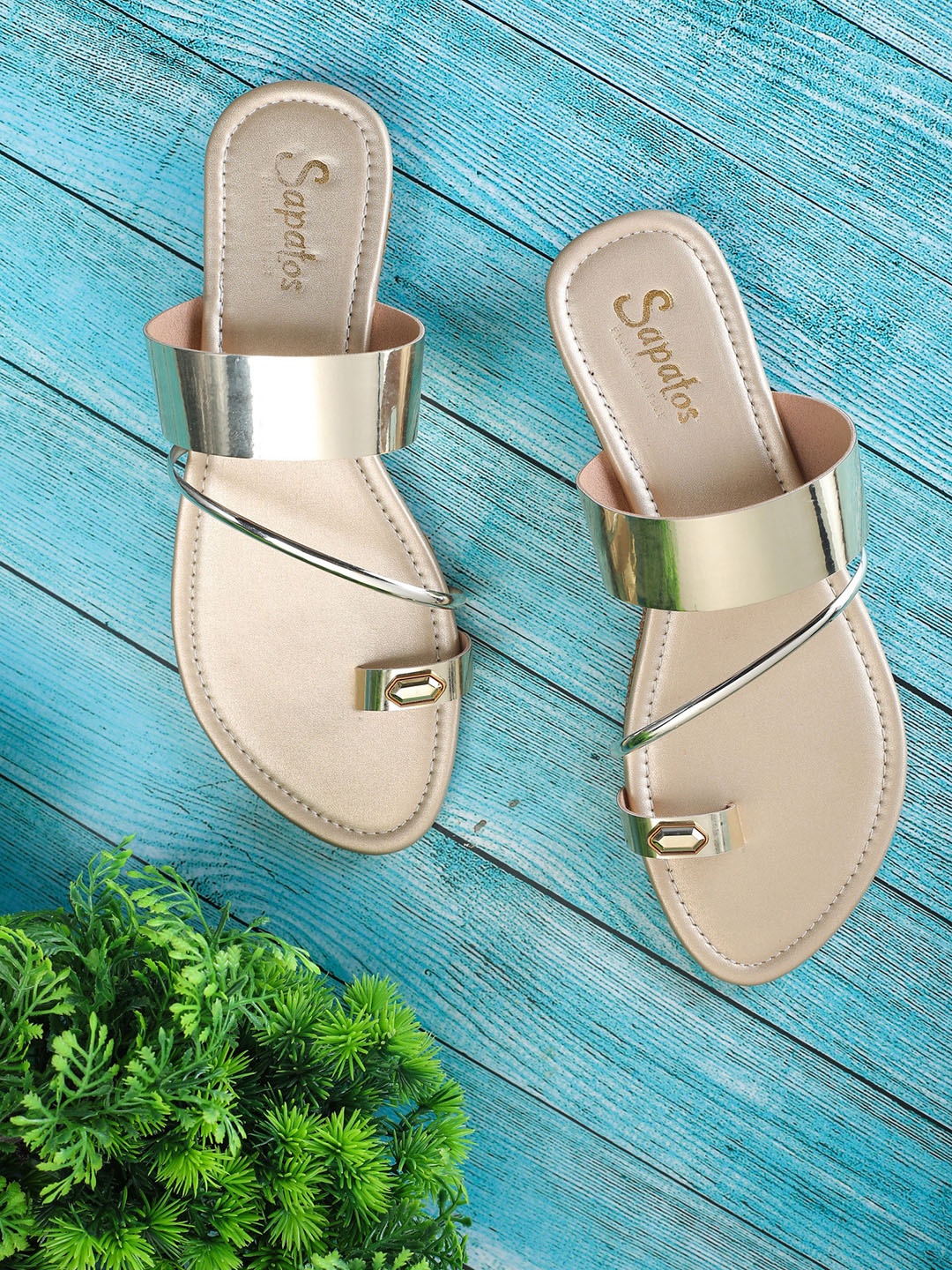 

SAPATOS Women Gold-Toned One Toe Flats