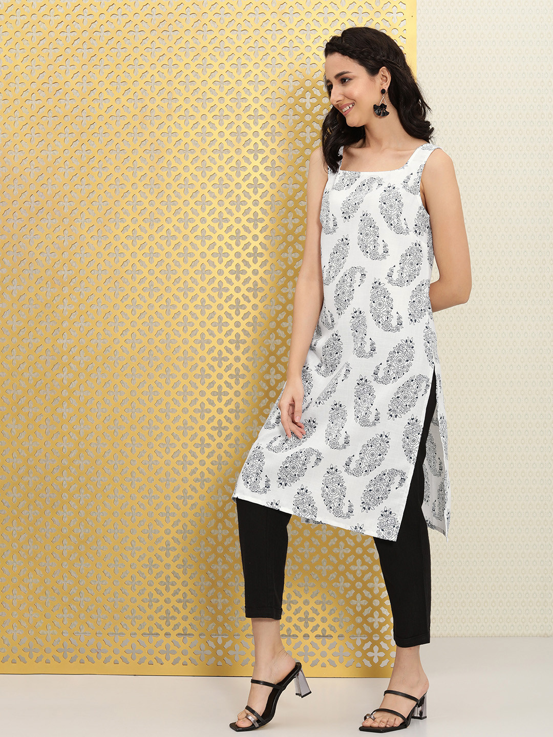 

Ode by House of Pataudi Women White & Black Paisley Print Straght Kurta