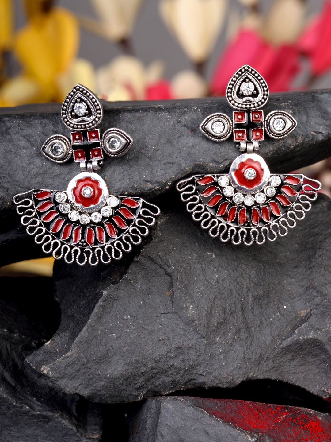 

Saraf RS Jewellery Red & Silver-Toned Oxidised Contemporary Chandbalis Earrings