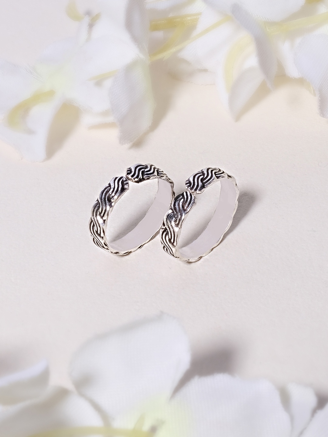 

TRISHONA Silver-Toned Oxidised Band Toe Rings with Waves