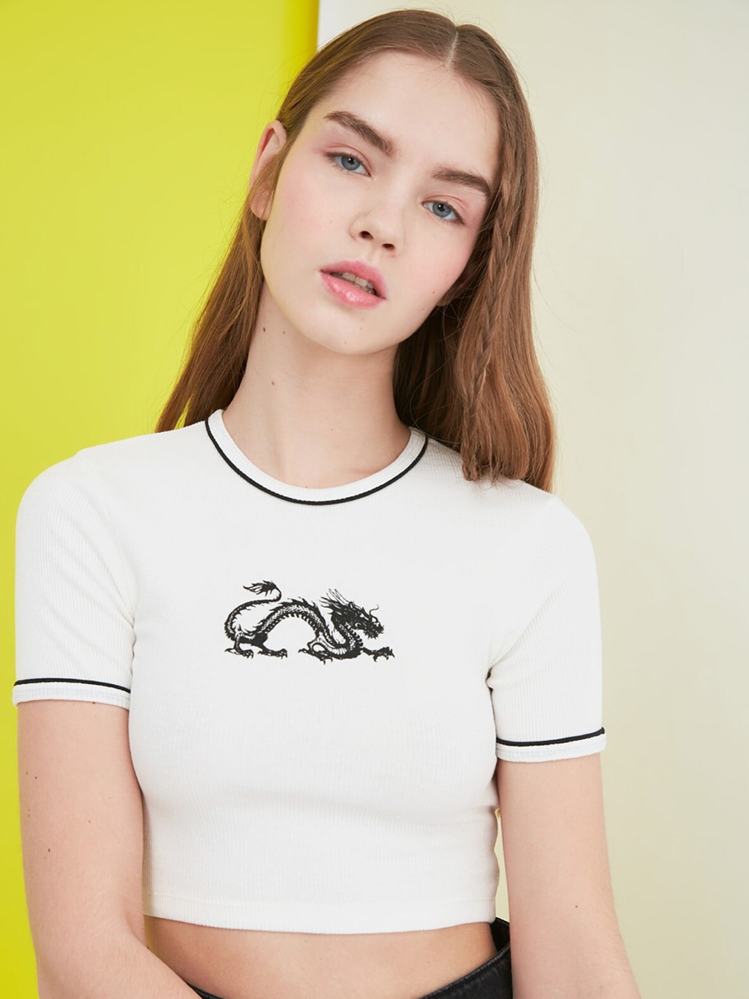 

Trendyol Classic White Graphic Top