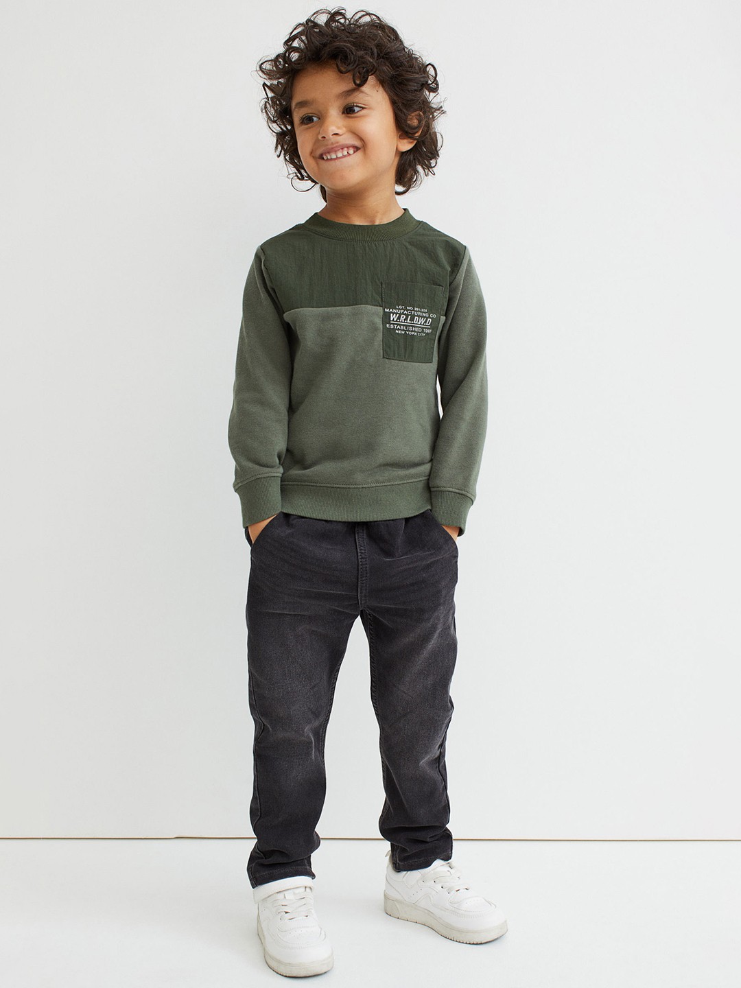 

H&M Boys Green Printed sweatshirt
