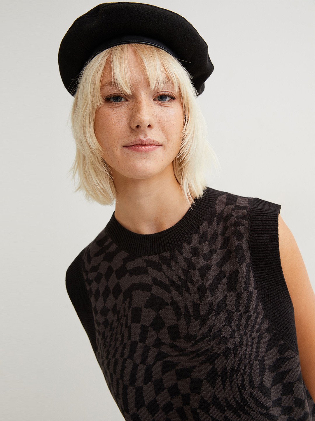 

H&M Women Black Printed Sweater vest