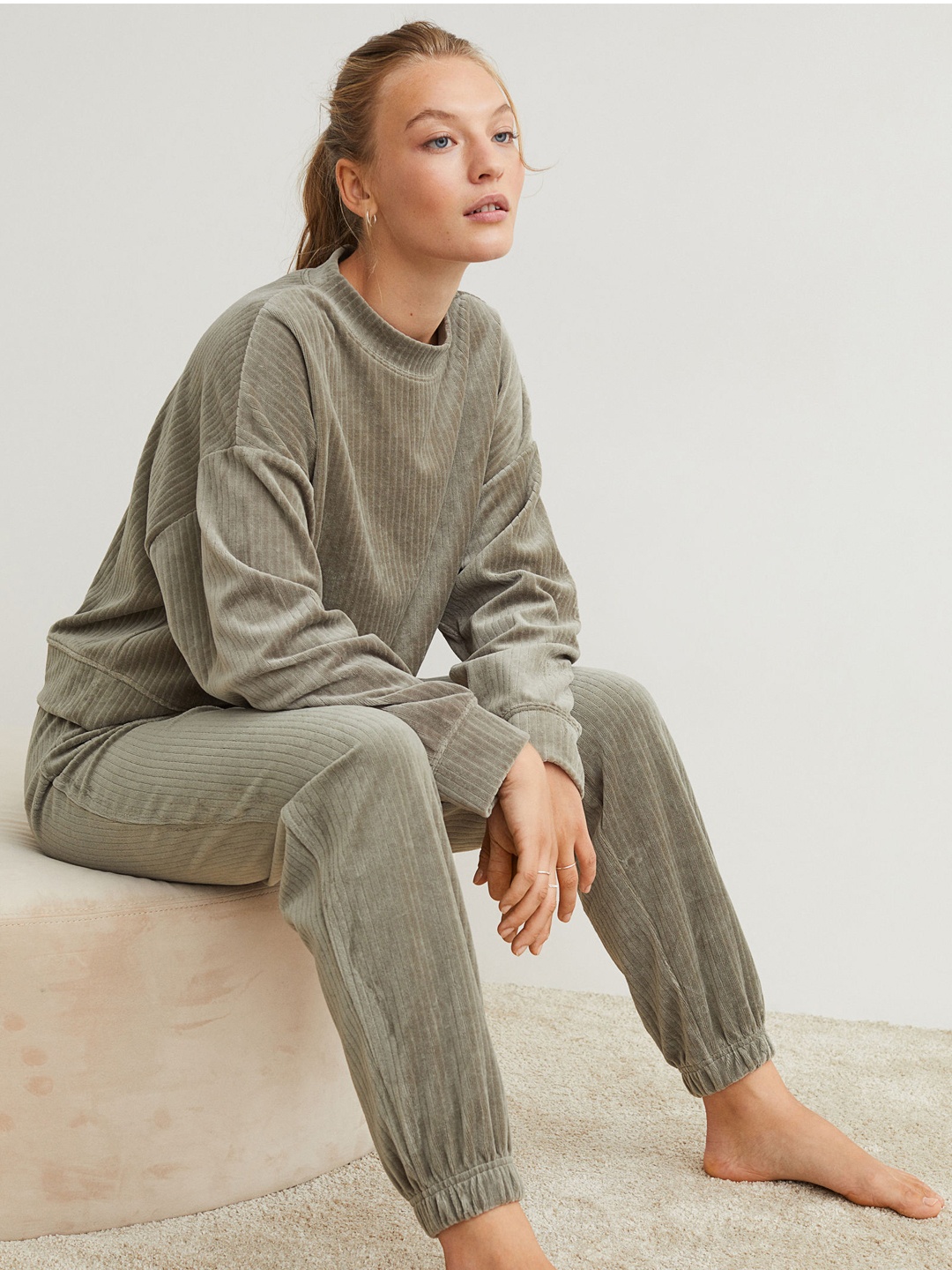

H&M Women Green Ribbed Velour Joggers
