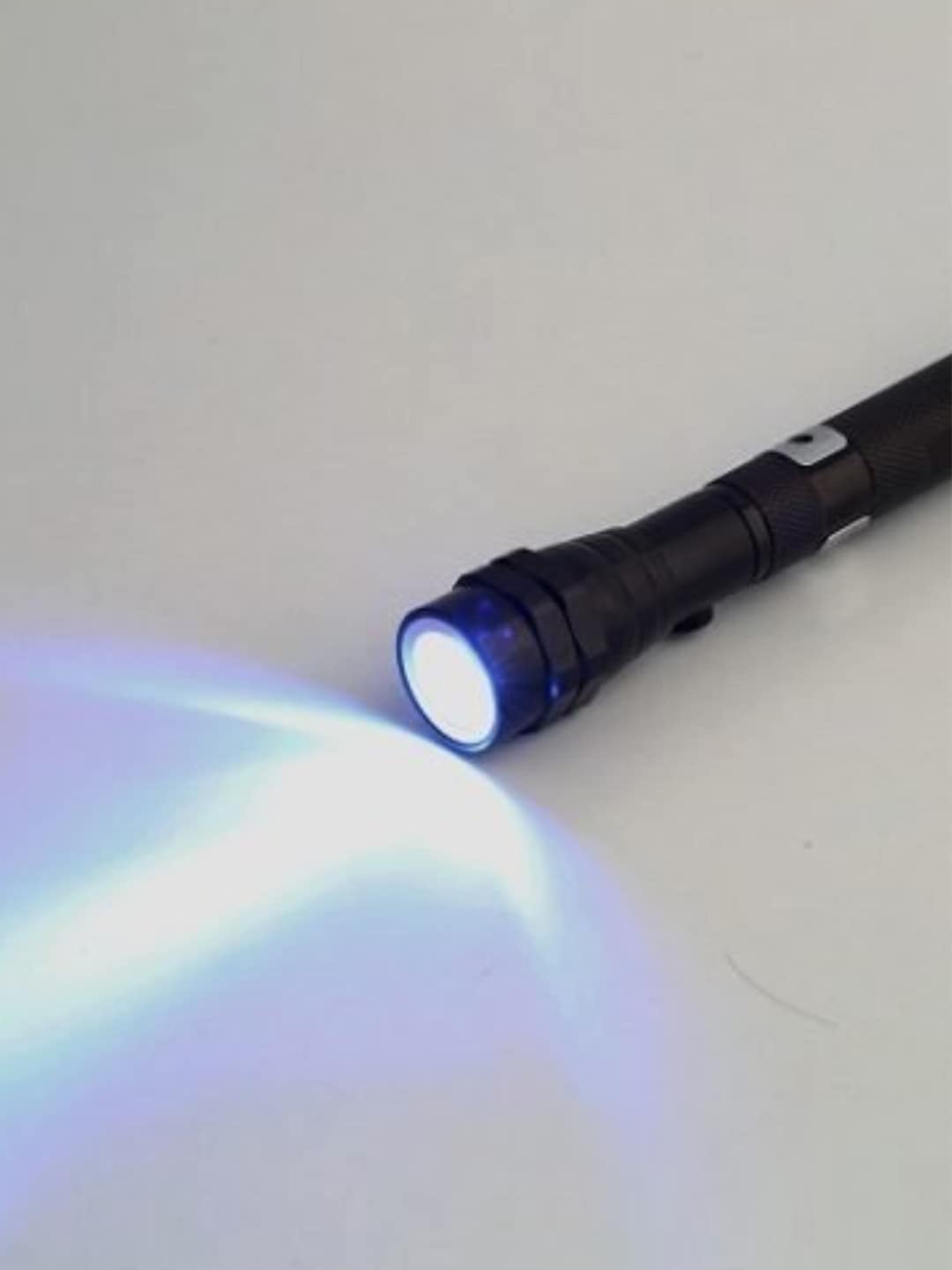 

SWISS MILITARY Black Solid Flexible Telescopic Magnet Torch