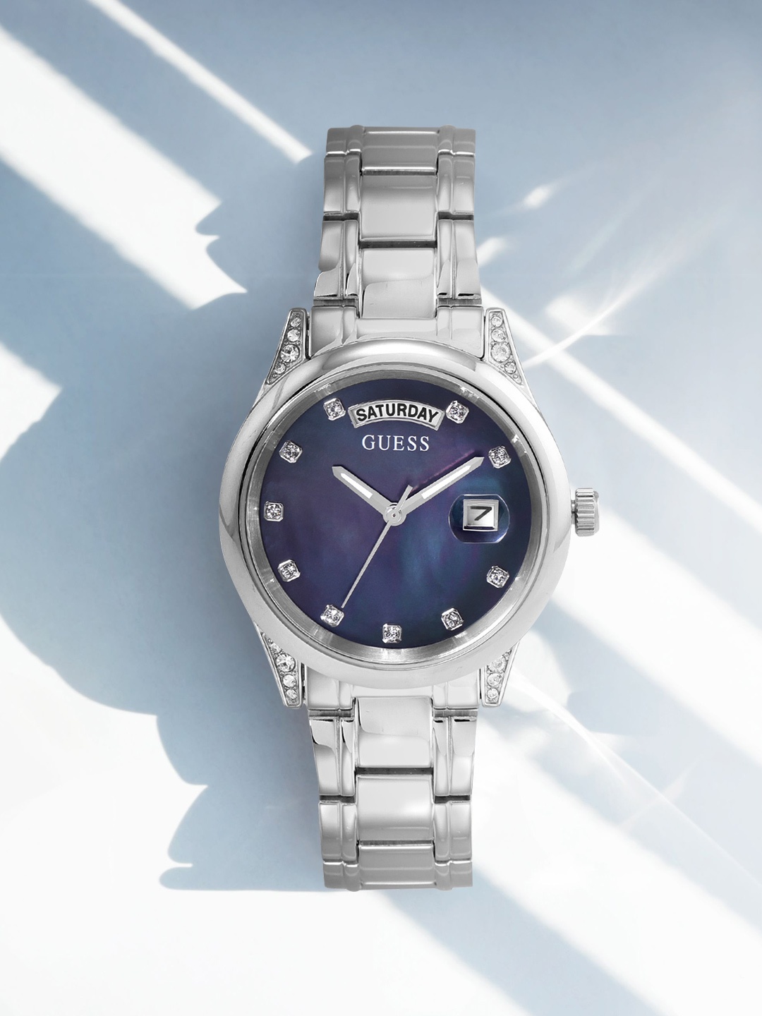 

GUESS Women Black Dial & Silver Toned Bracelet Style Straps Analogue Watch GW0047L1, Navy blue