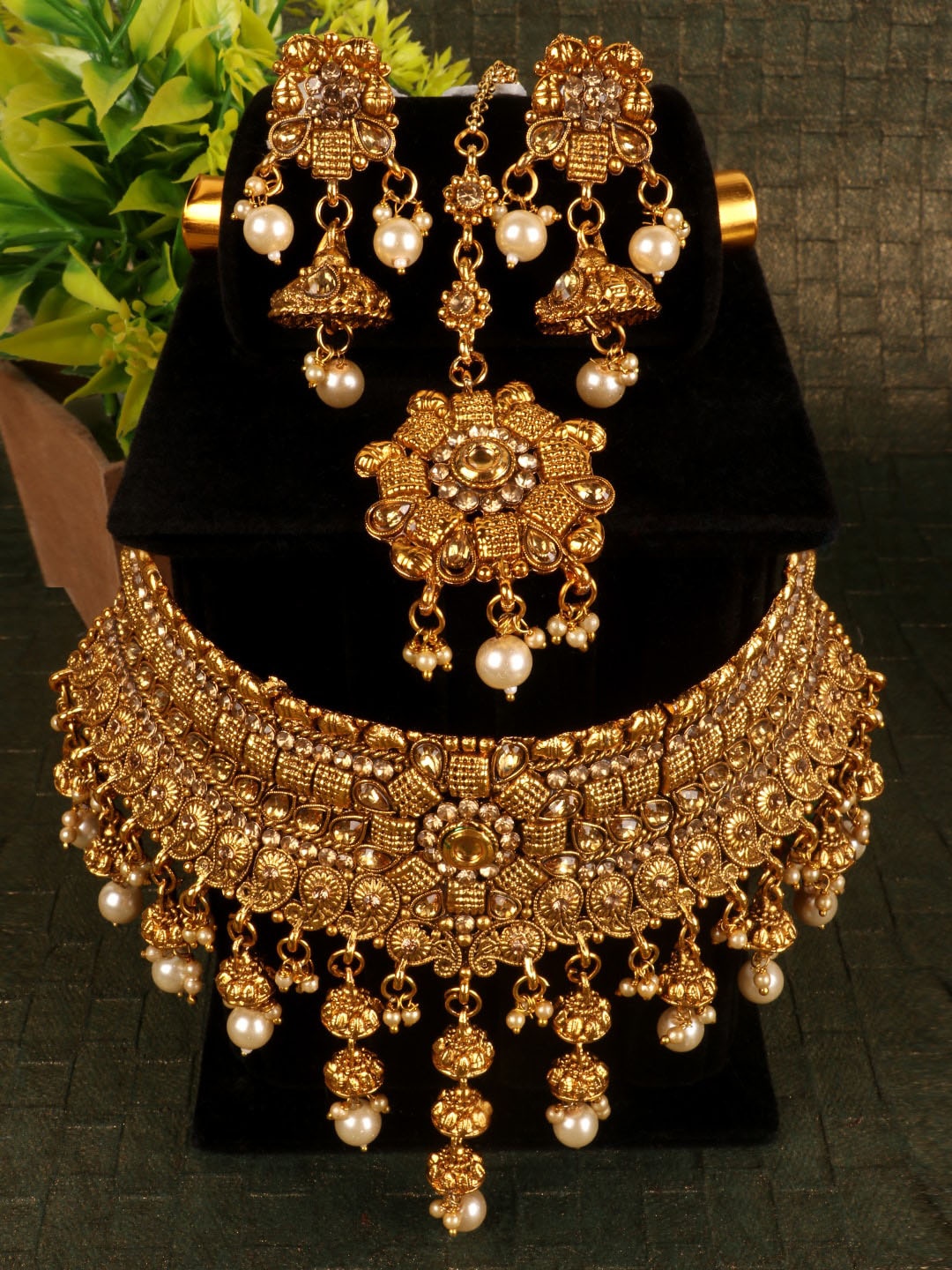 

PENNY JEWELS Gold -Toned Floral Stone Studded Choker Set
