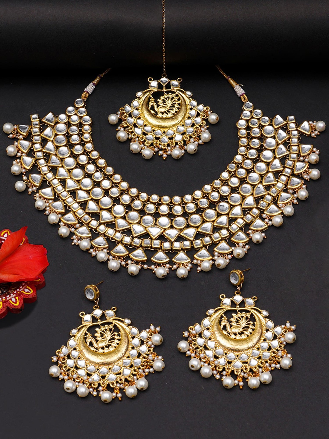 

KARATCART Gold-Plated & White Kundan-Studded & Beaded Jewellery Set