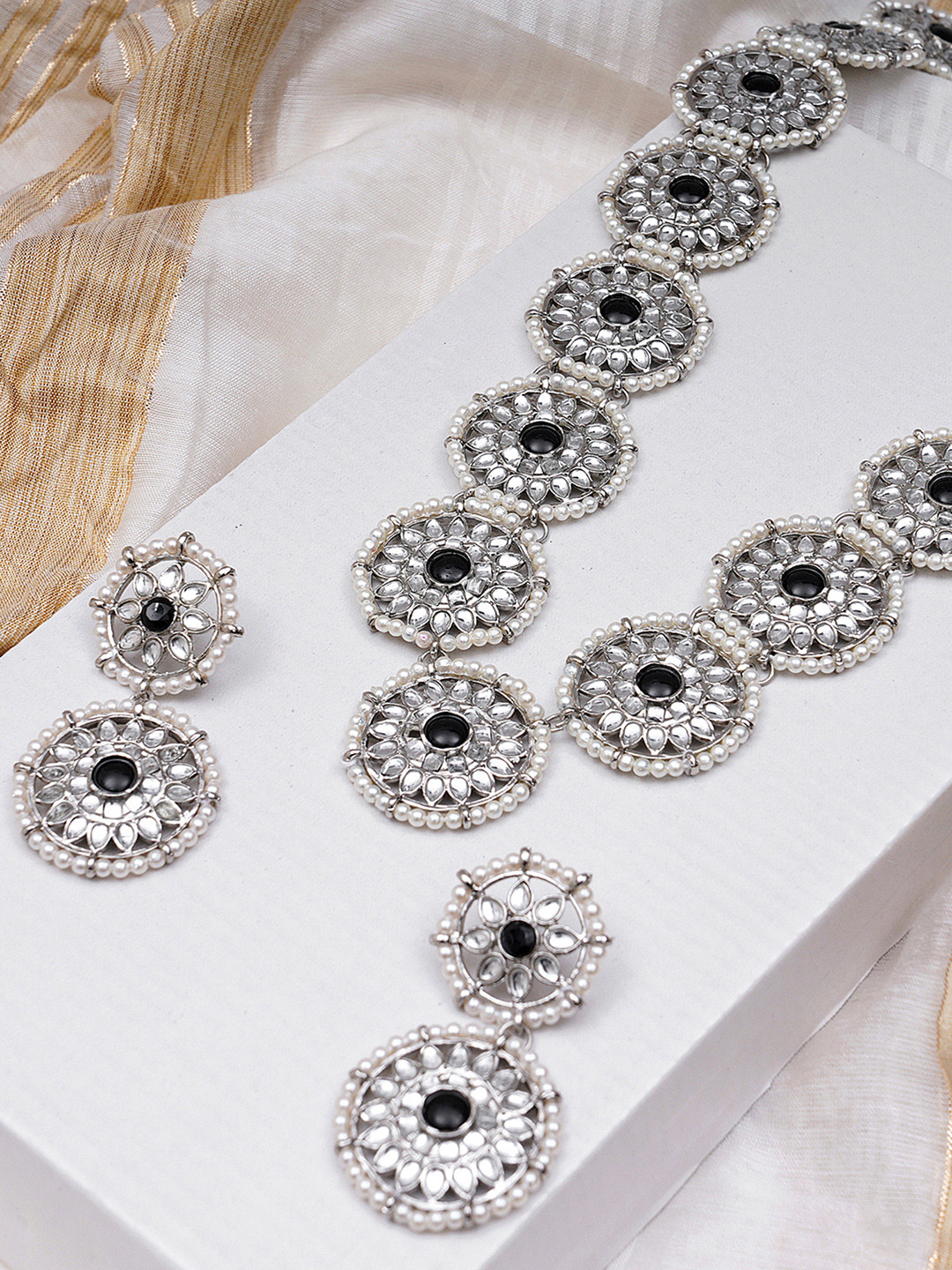 

KARATCART Silver-Toned White & Black Kundan-Studded Jewellery Set