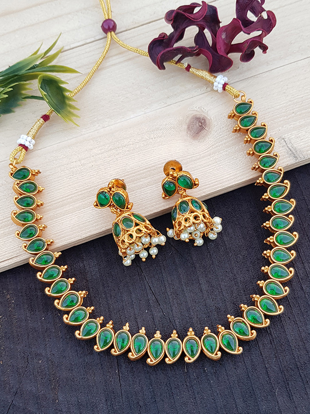 

GRIIHAM Gold-Plated Green & Red Reversible Necklace With 2 Earrings