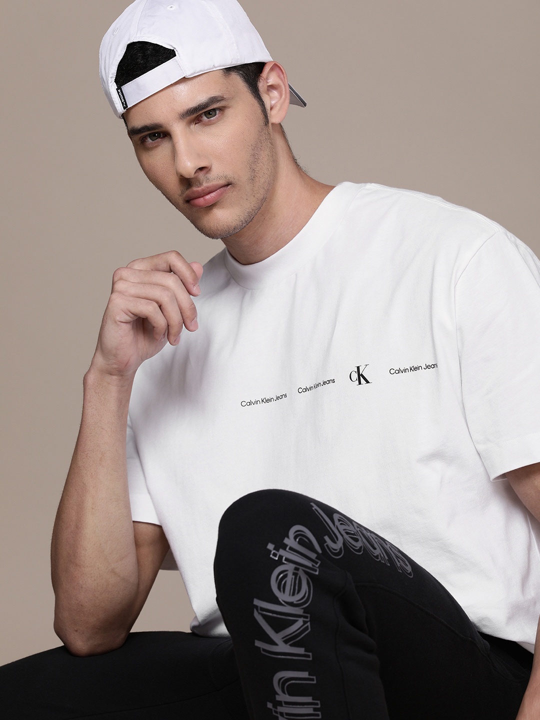 

Calvin Klein Jeans Men White Brand Logo Slim Fit T-shirt