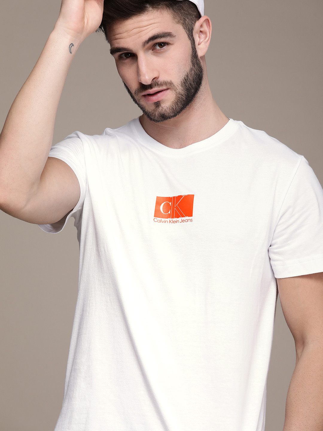 

Calvin Klein Jeans Men White Brand Logo Printed Pure Cotton T-shirt