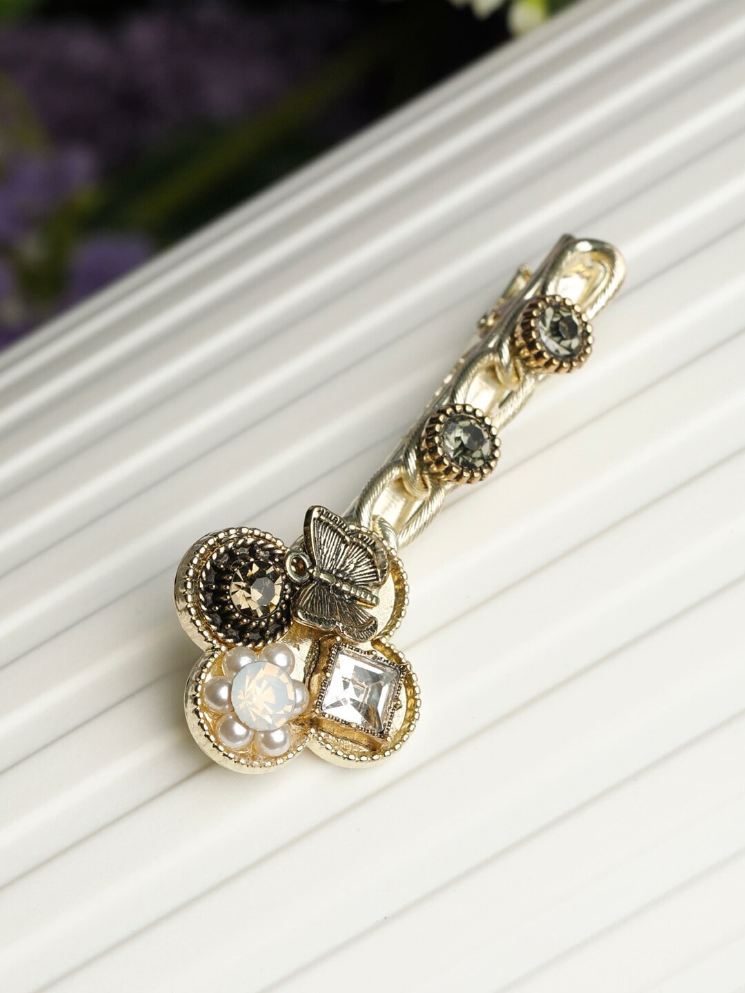 

PRITA BY PRIYAASI Women Gold-Toned & White Embellished Hair Pin
