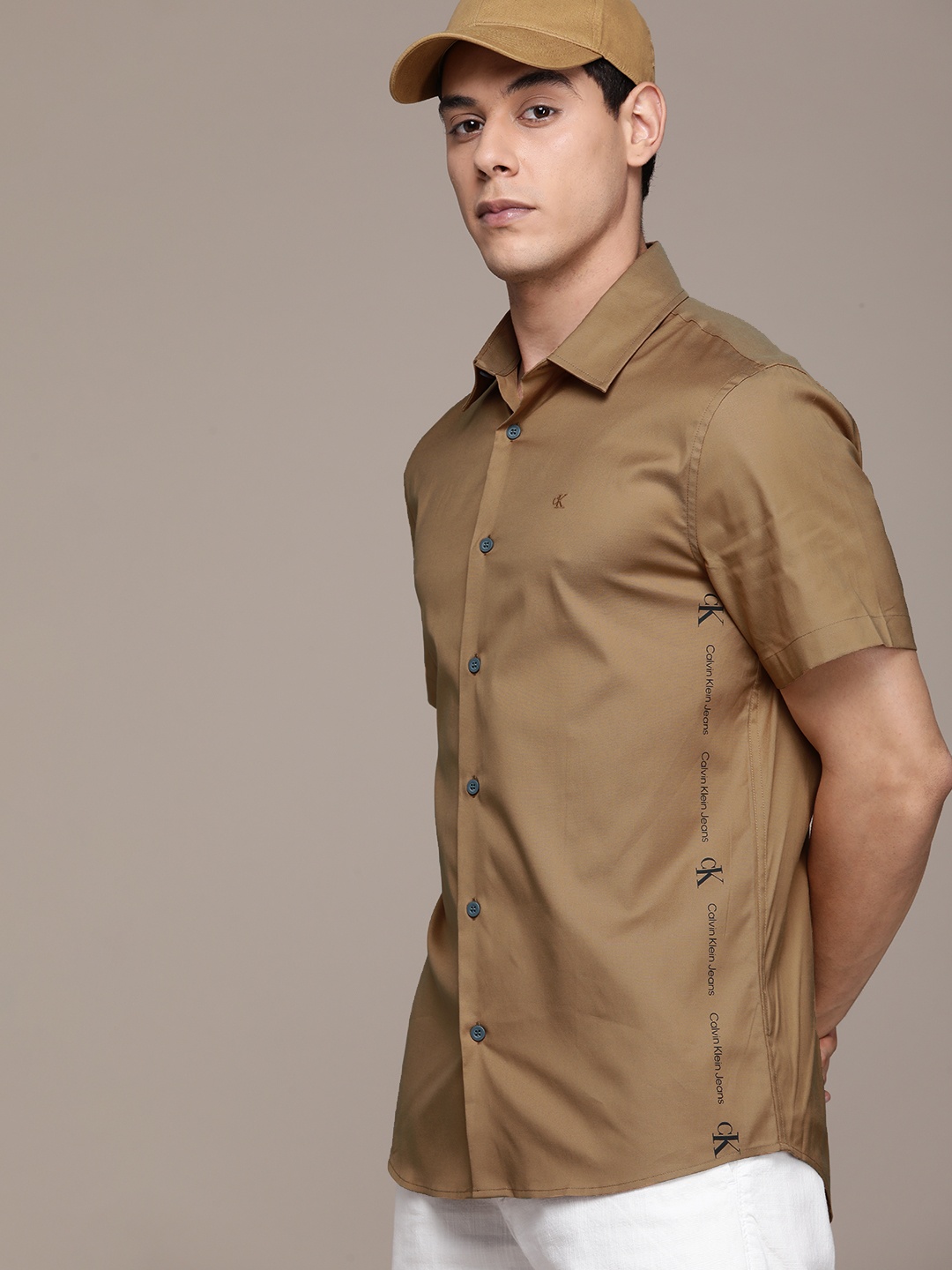 

Calvin Klein Jeans Men Brown Solid Slim Fit Casual Shirt