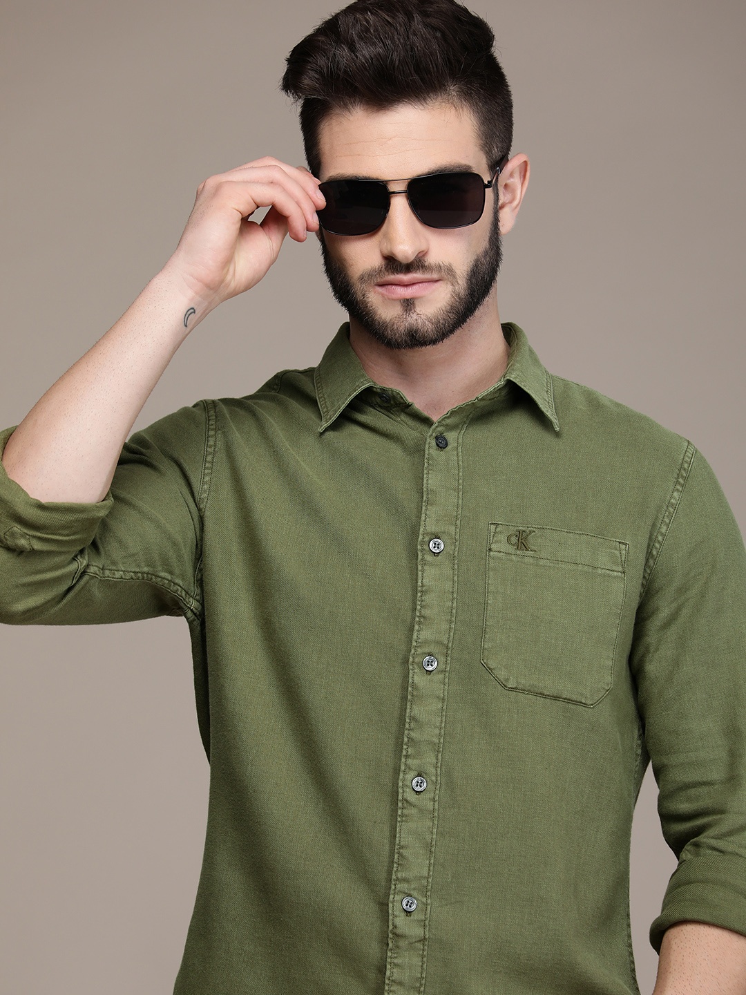 

Calvin Klein Jeans Men Olive Green Solid Slim Fit Cotton Linen Casual Shirt