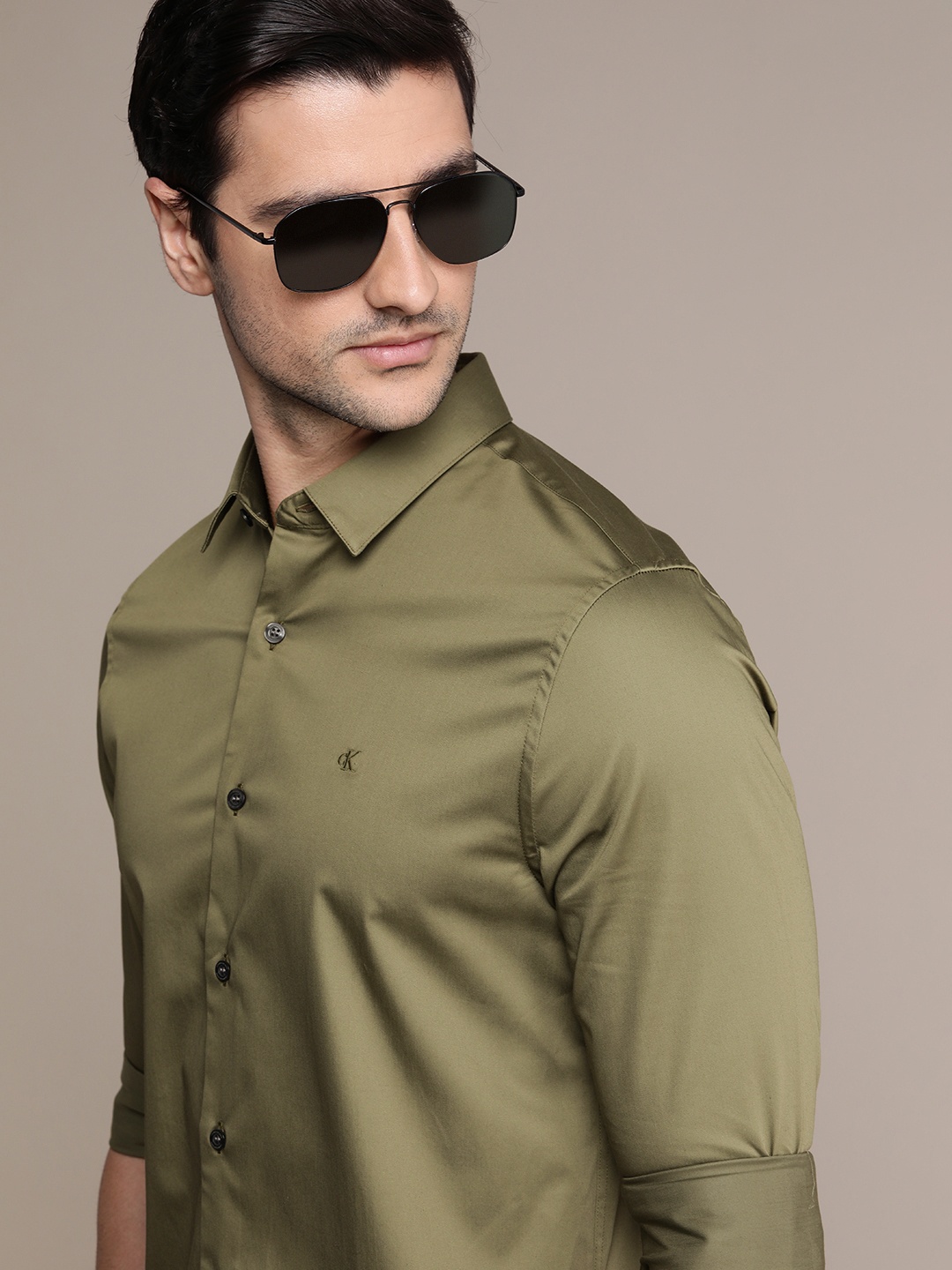 

Calvin Klein Jeans Men Olive Green Solid Slim Fit Casual Shirt