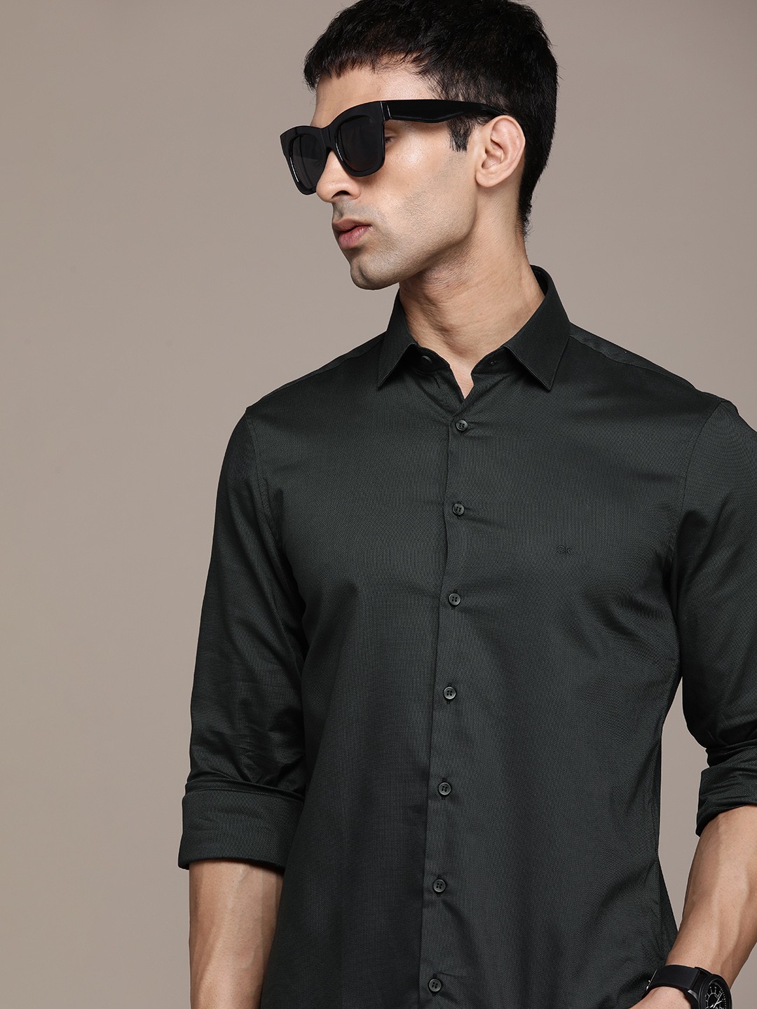 

Calvin Klein Jeans Men Charcoal Grey Textured Slim Fit Casual Pure Cotton Shirt