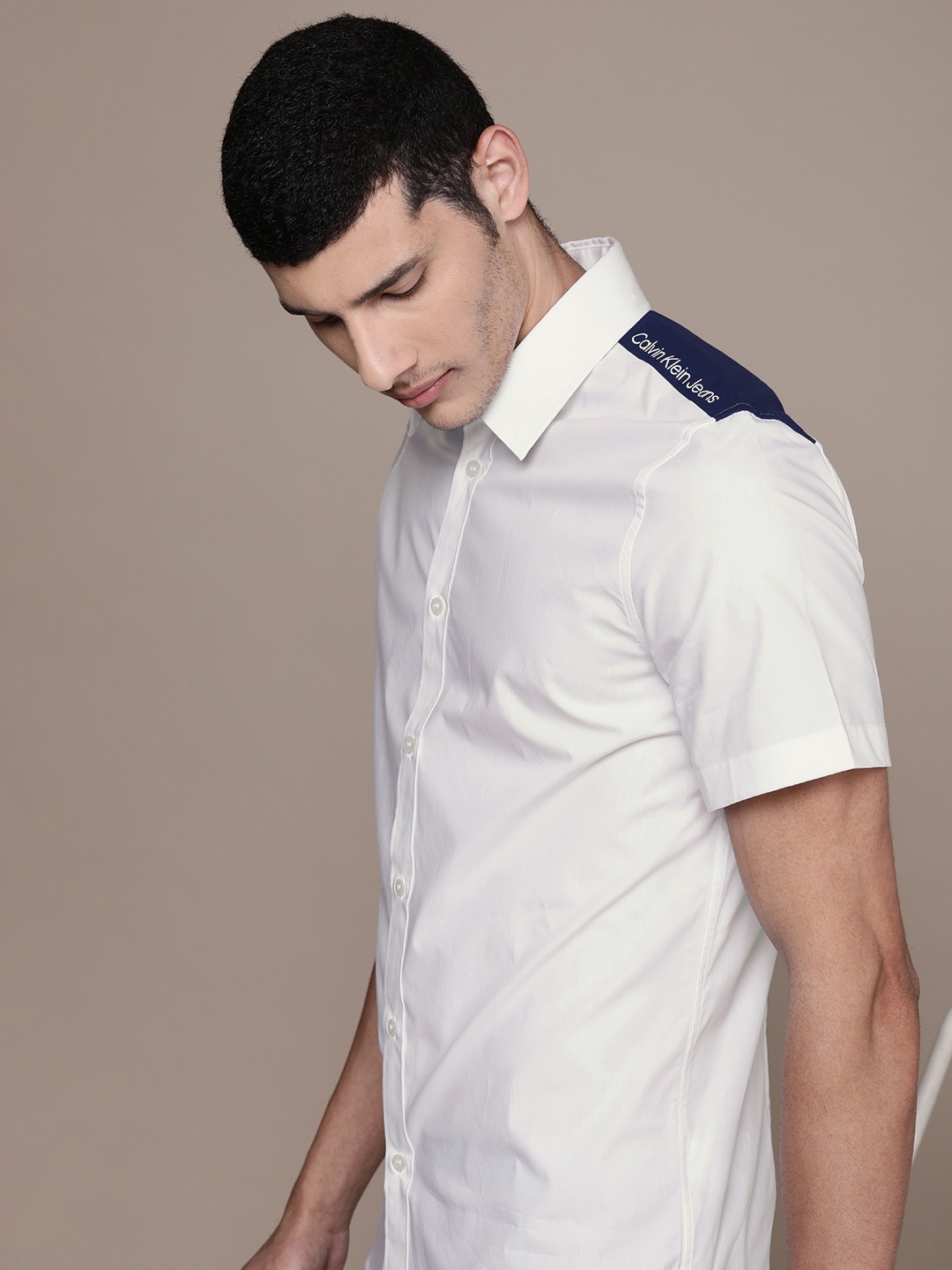 

Calvin Klein Jeans Men White Slim Fit Colourblocked Casual Shirt