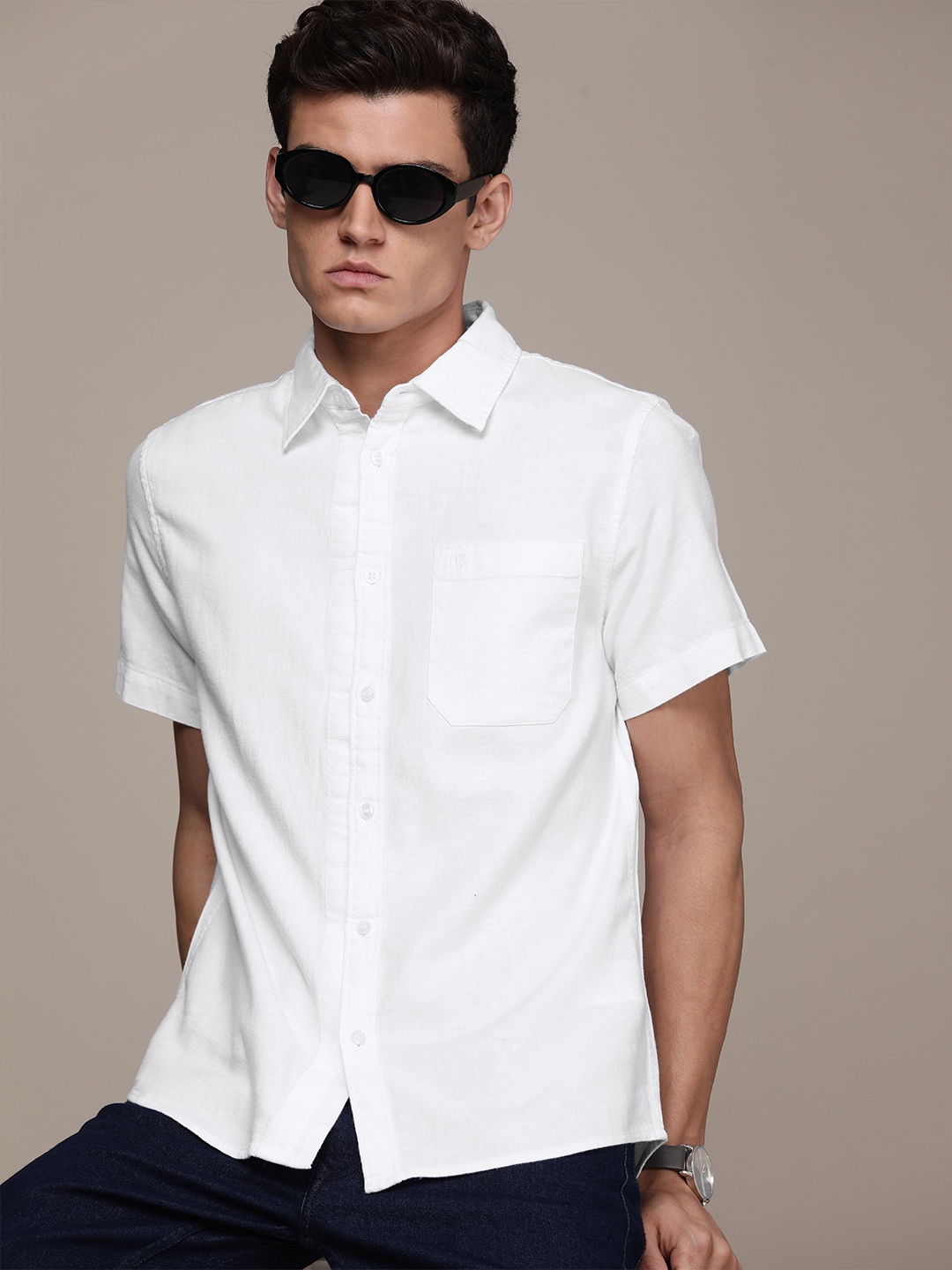 

Calvin Klein Jeans Men White Solid Short Sleeves Casual Shirt