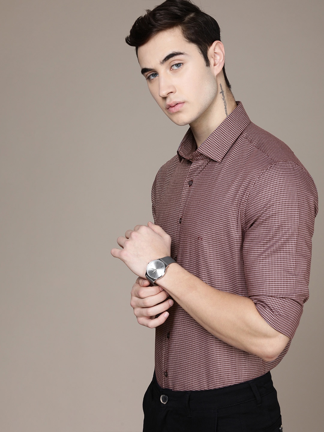 

Calvin Klein Jeans Men Burgundy & White Slim Micro Checks Pure Cotton Smart Casual Shirt