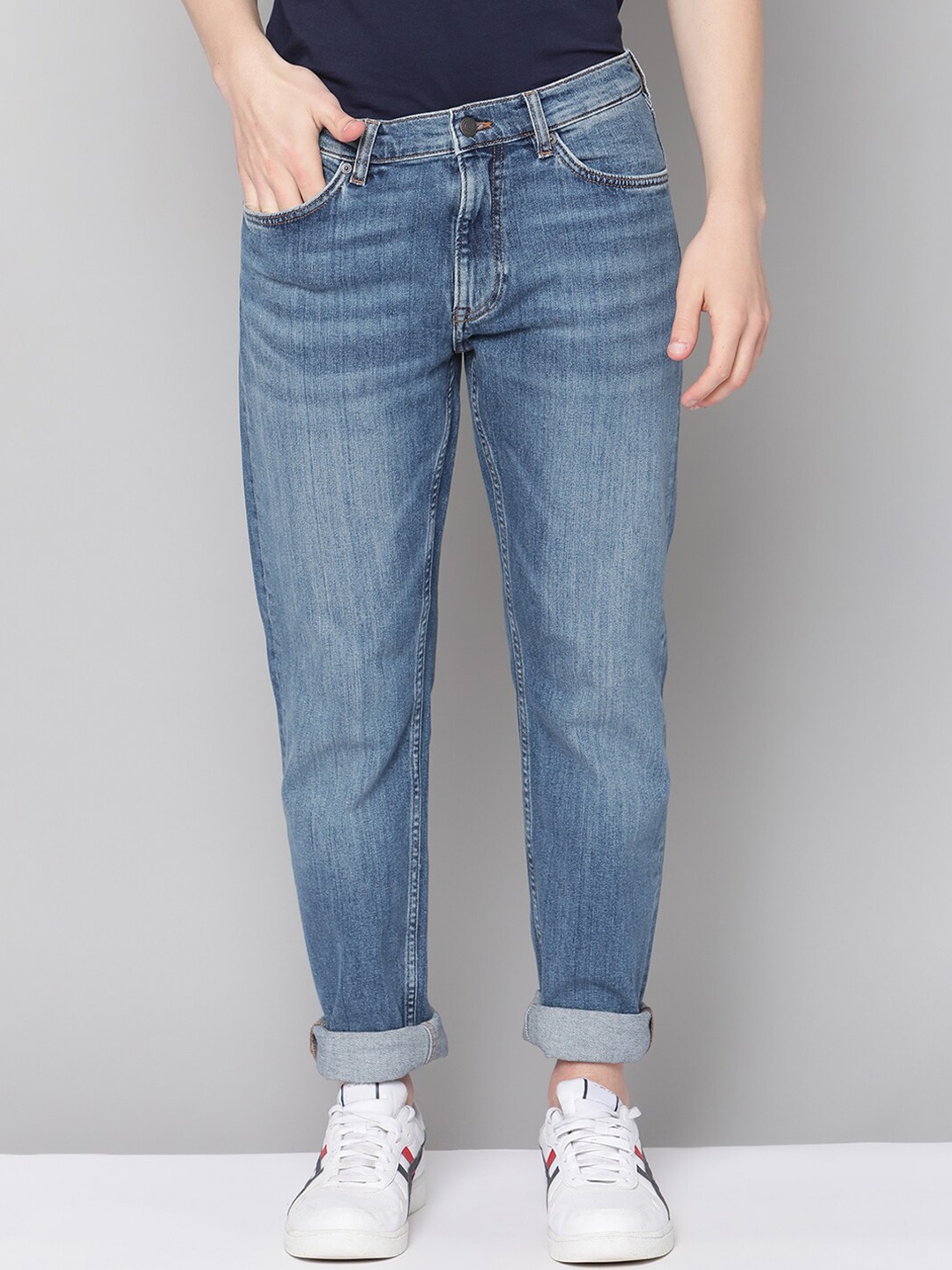 

GANT Men Blue Low Distress Light Fade Stretchable Jeans
