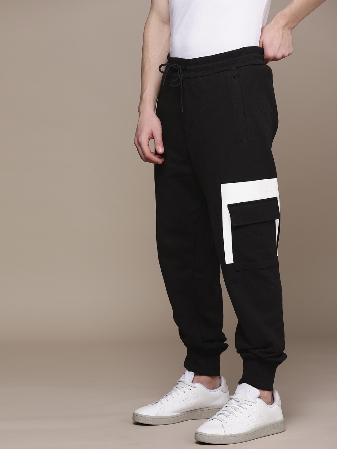 

Calvin Klein Jeans Men Black Colourblocked Mid-Rise Cargo Joggers