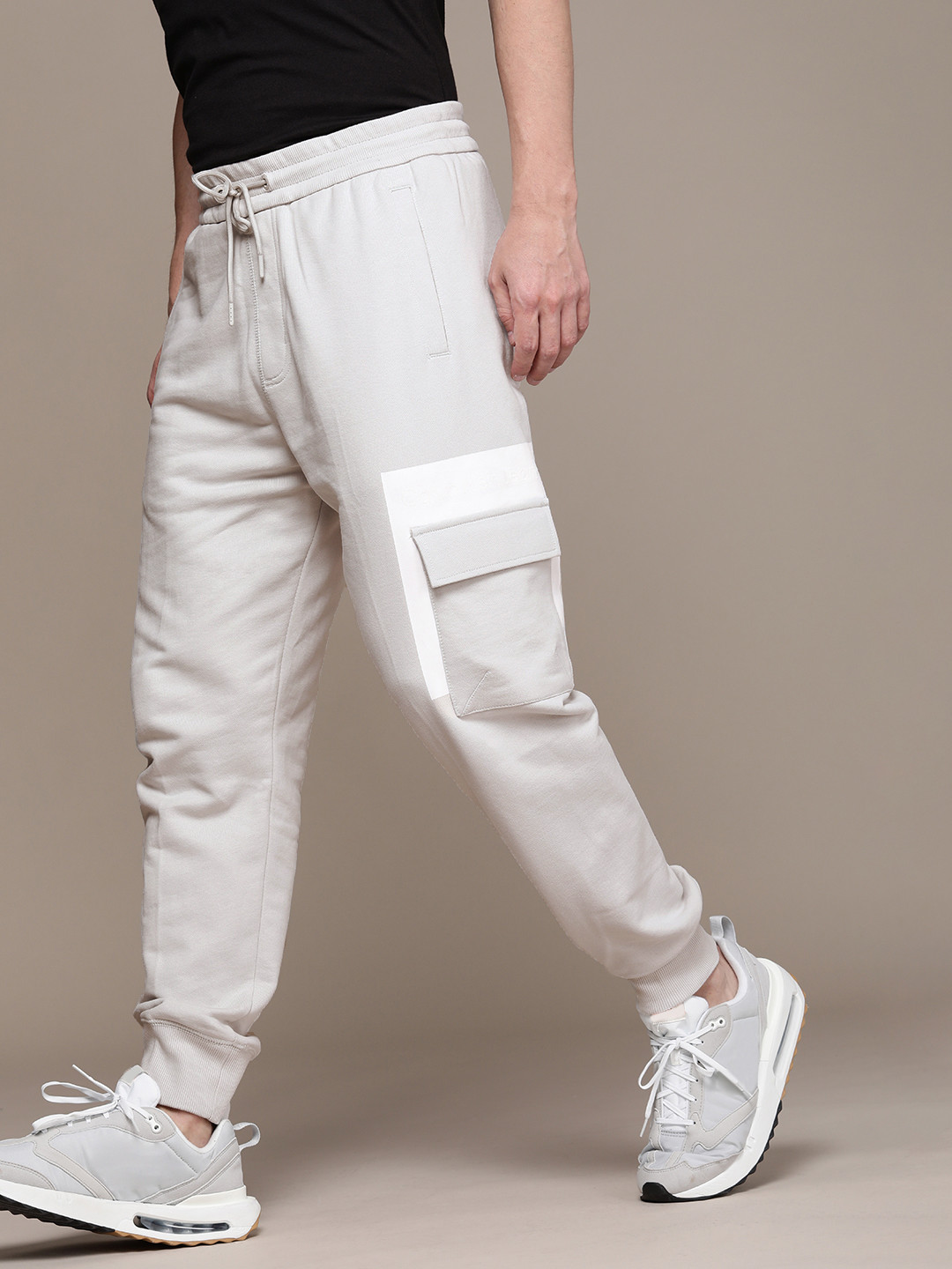 

Calvin Klein Jeans Men Stratus Grey Solid Mid-Rise Pure Cotton Cargo Joggers