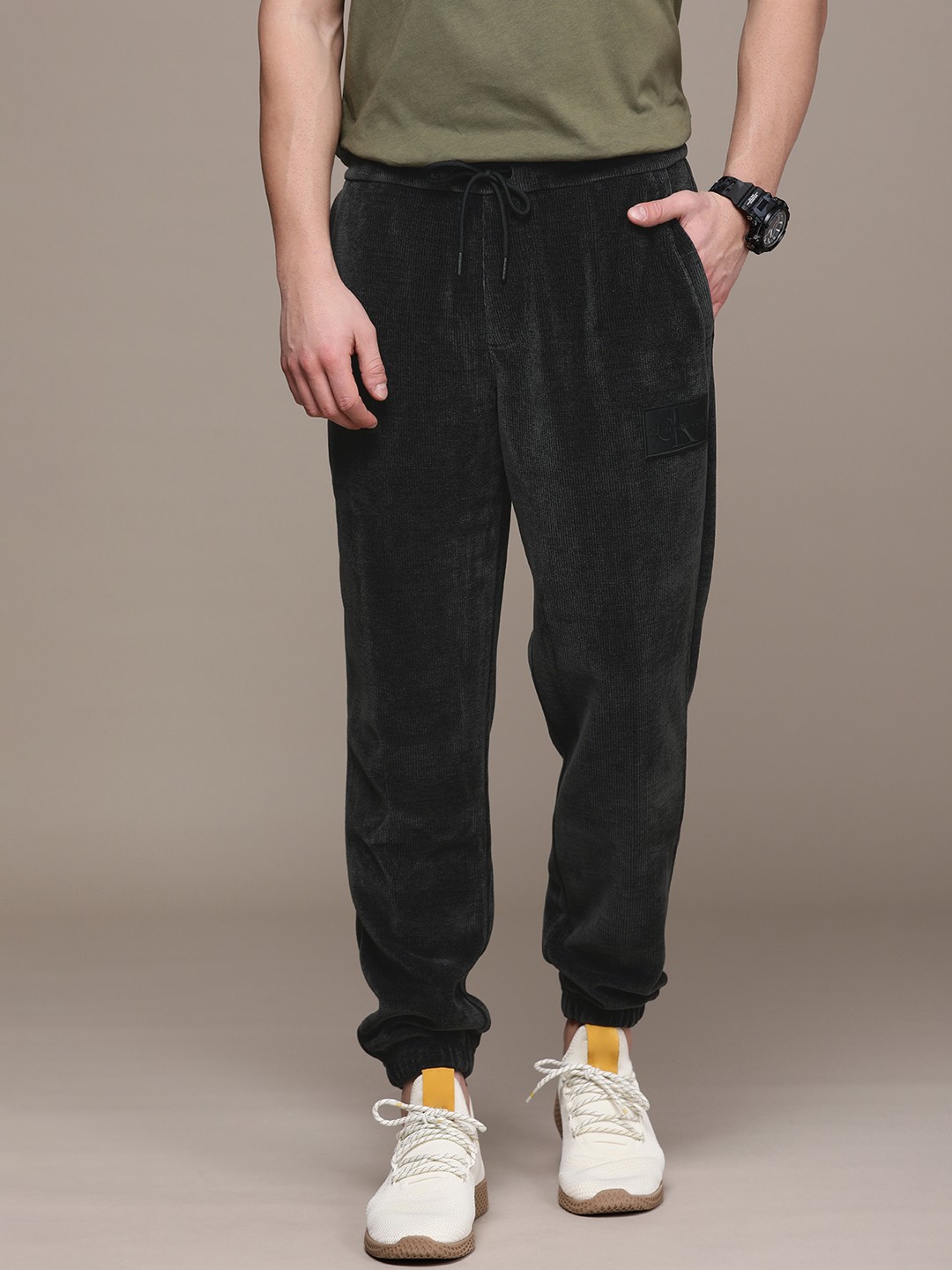 

Calvin Klein Jeans Men Black Corduroy Ribbed Joggers