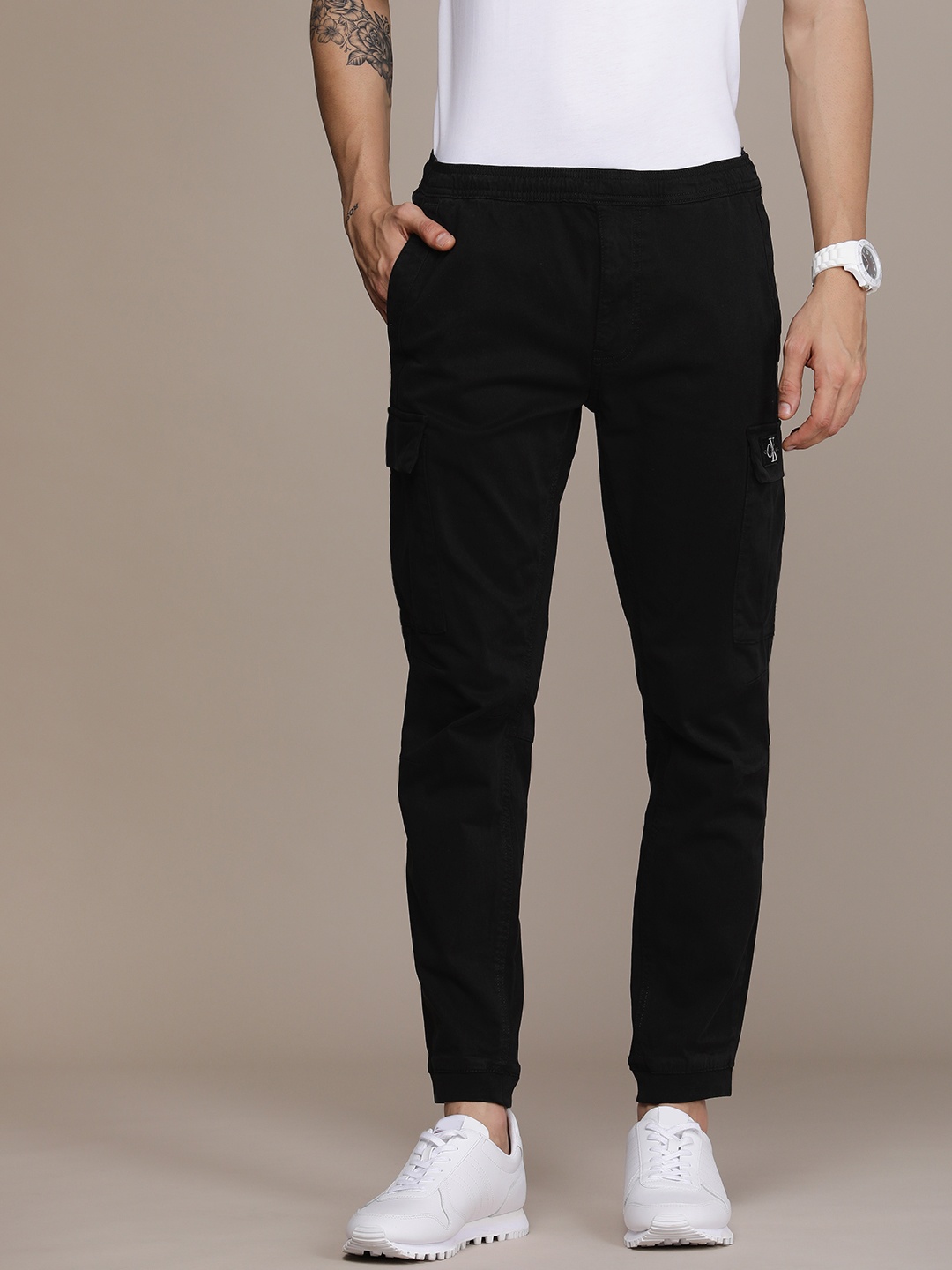 

Calvin Klein Jeans Men Black Solid Skinny Fit Cargos Trousers