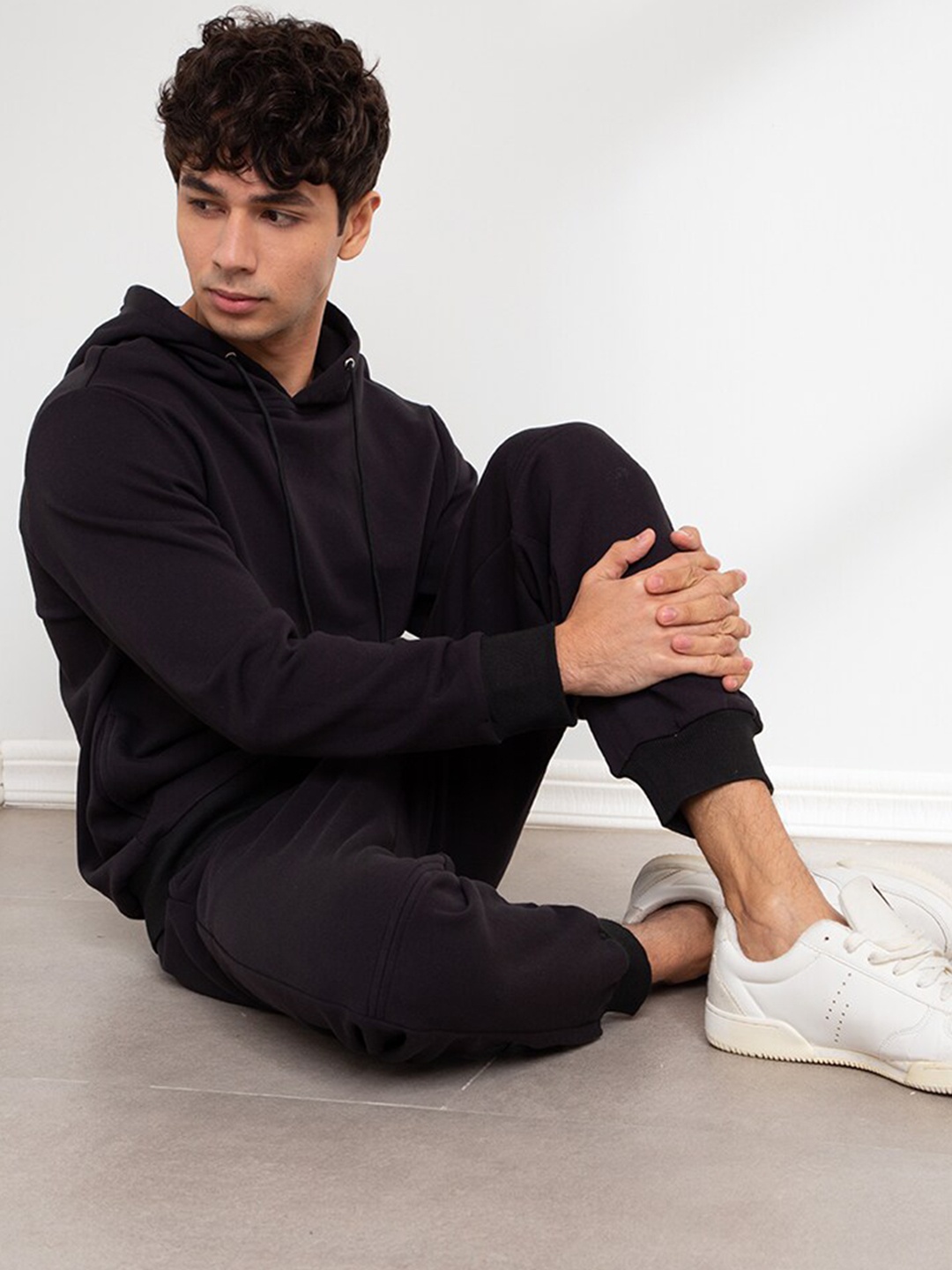 

ZALORA BASICS Men Black Solid Organic Cotton Hooded Sweatshirt