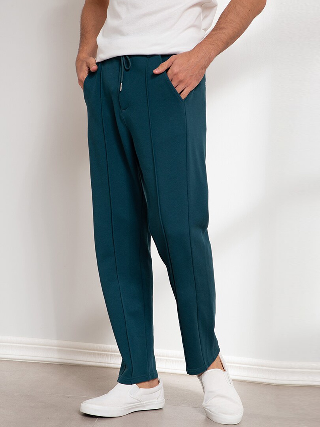 

ZALORA BASICS Men Green Solid Pure Cotton Regular Trousers