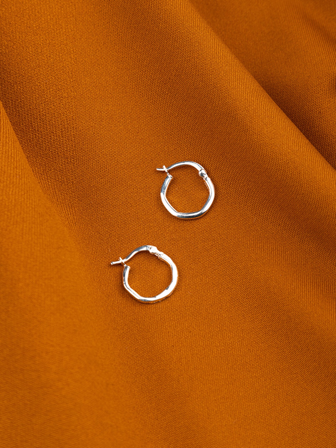 

ExclusiveLane Silver-Toned Contemporary Hoop Earrings