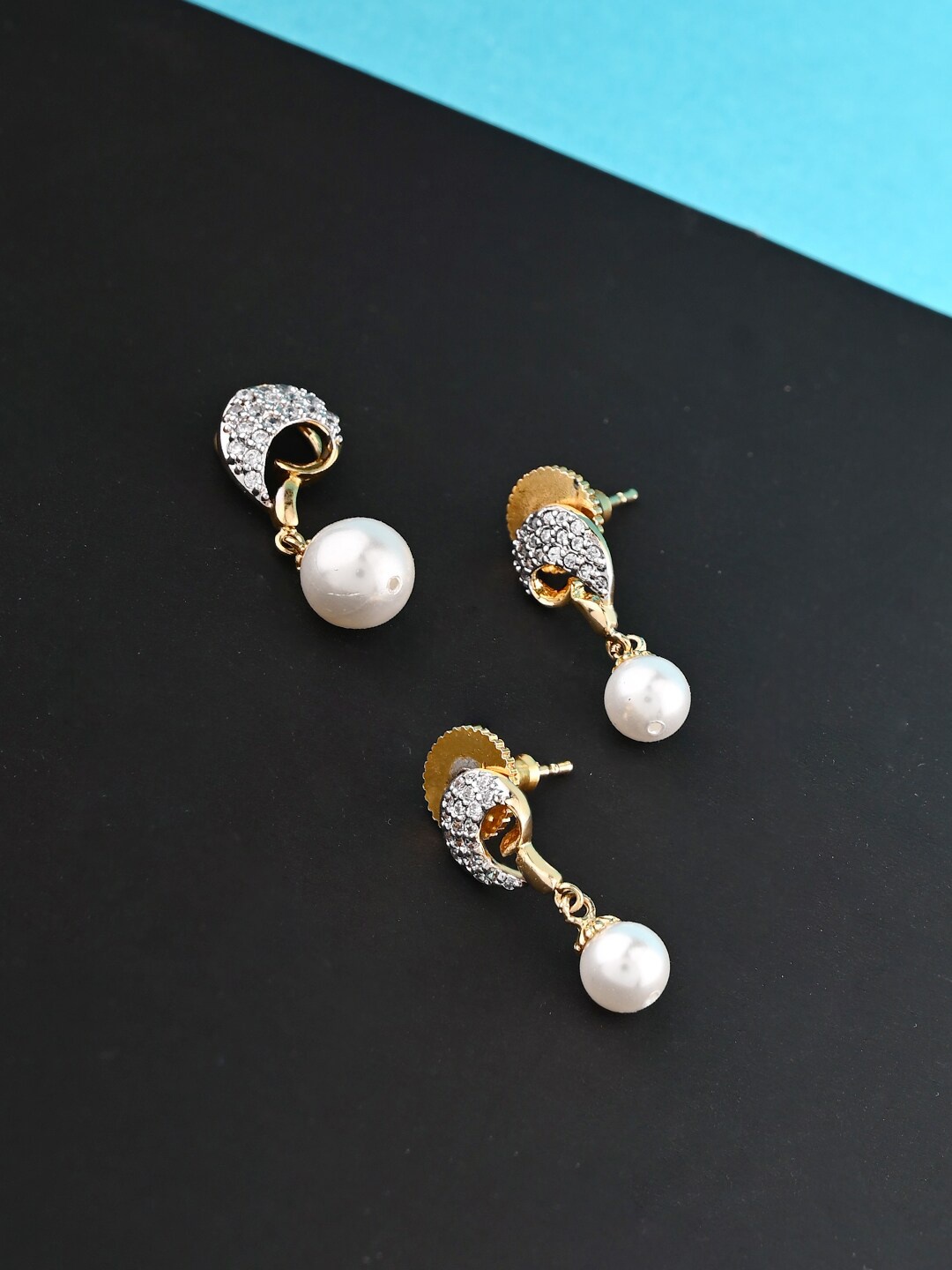 

Voylla Gold Plated Pendant Set