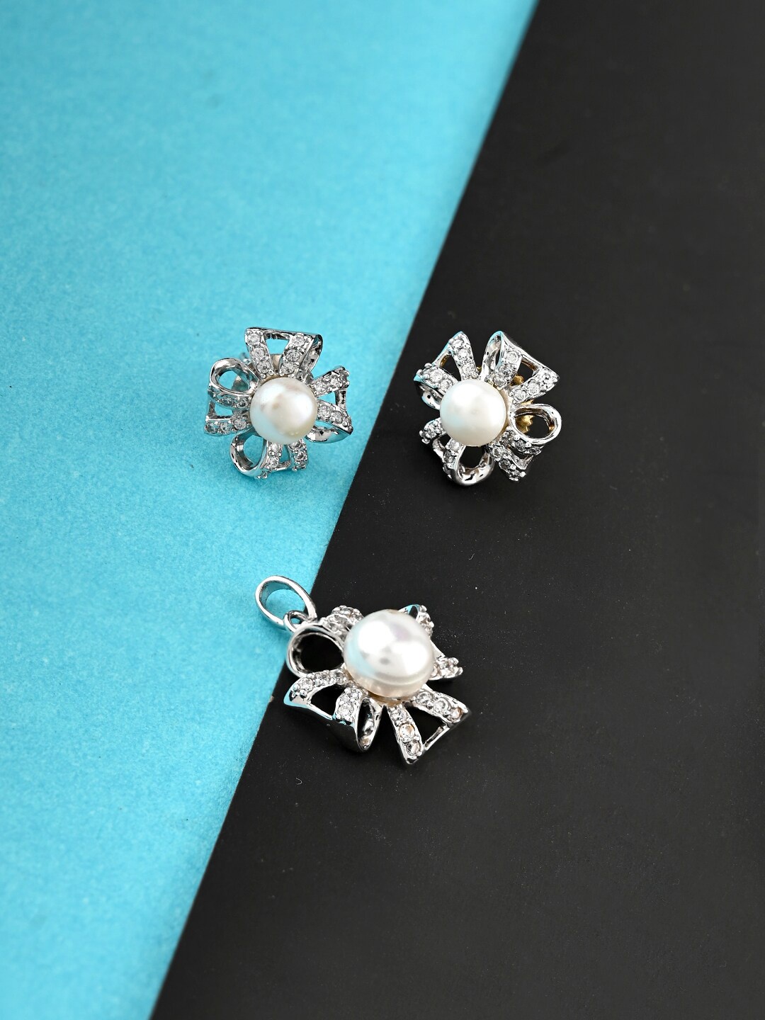 

Voylla Women Floral Pearl Cubic Zirconia Pendant Set, Silver