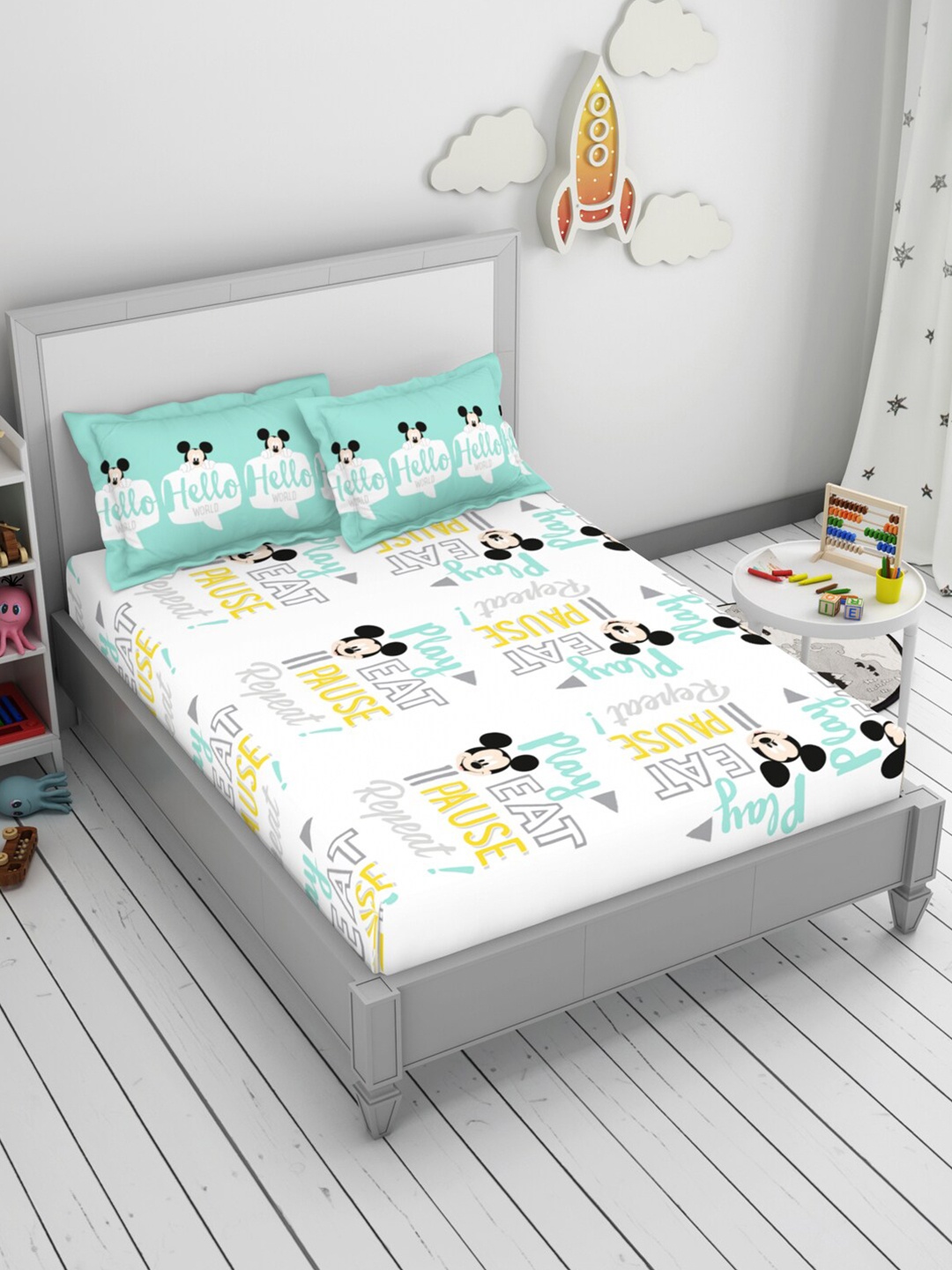 

CORE Designed by SPACES Green & White Cartoon Characters 144 TC Queen Bedsheet with 2 Pillow Covers