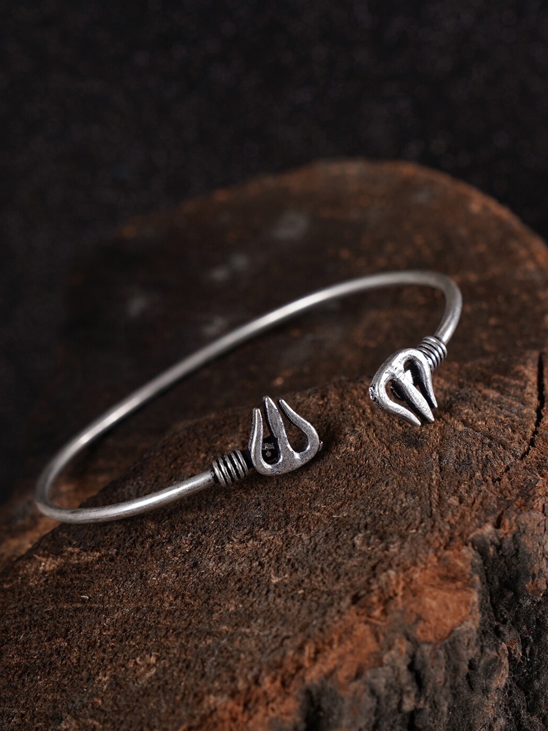 

Shoshaa Women Silver-Toned Brass Oxidised Silver-Plated Cuff Bracelet