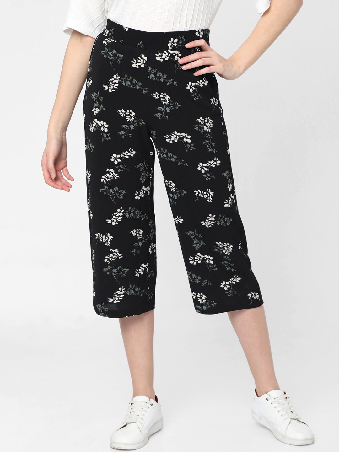 

Vero Moda Women Black & White Floral Printed High-Rise Trousers