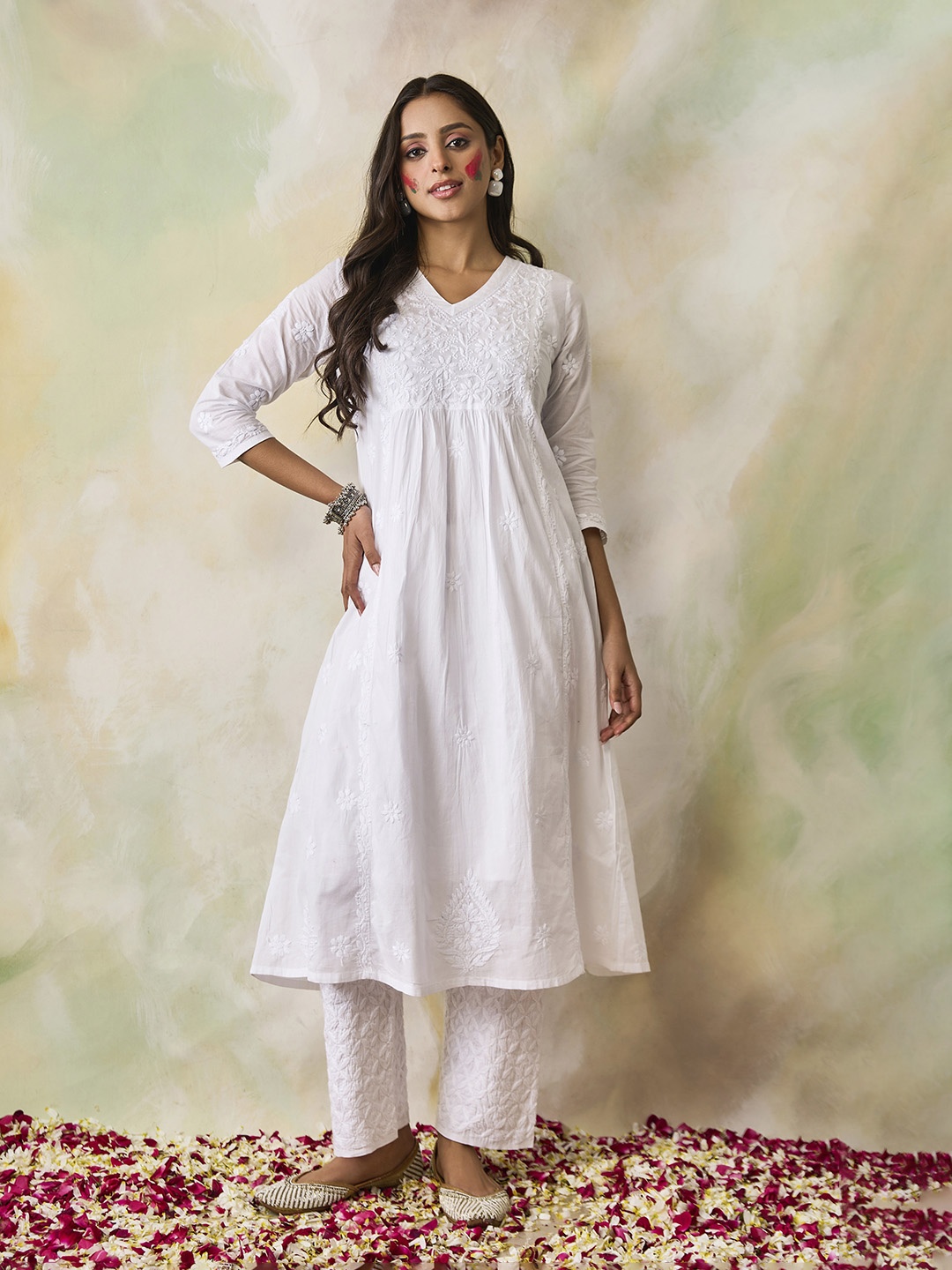 

HOUSE OF KARI Women White Floral Embroidered Chikankari Floral Kurta